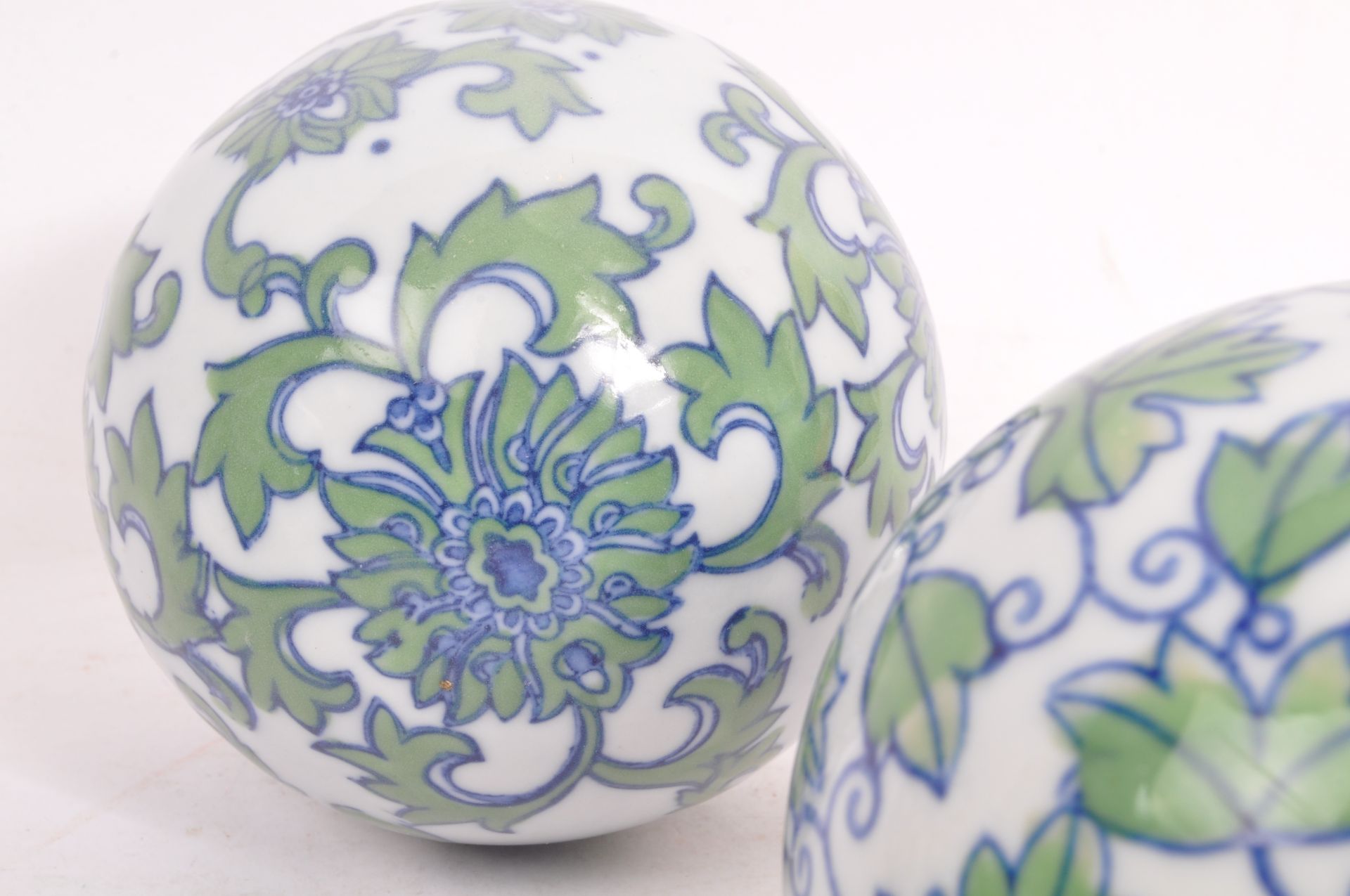 COLLECTION OF CHINESE PORCELAIN CARPET BALLS - Bild 5 aus 5