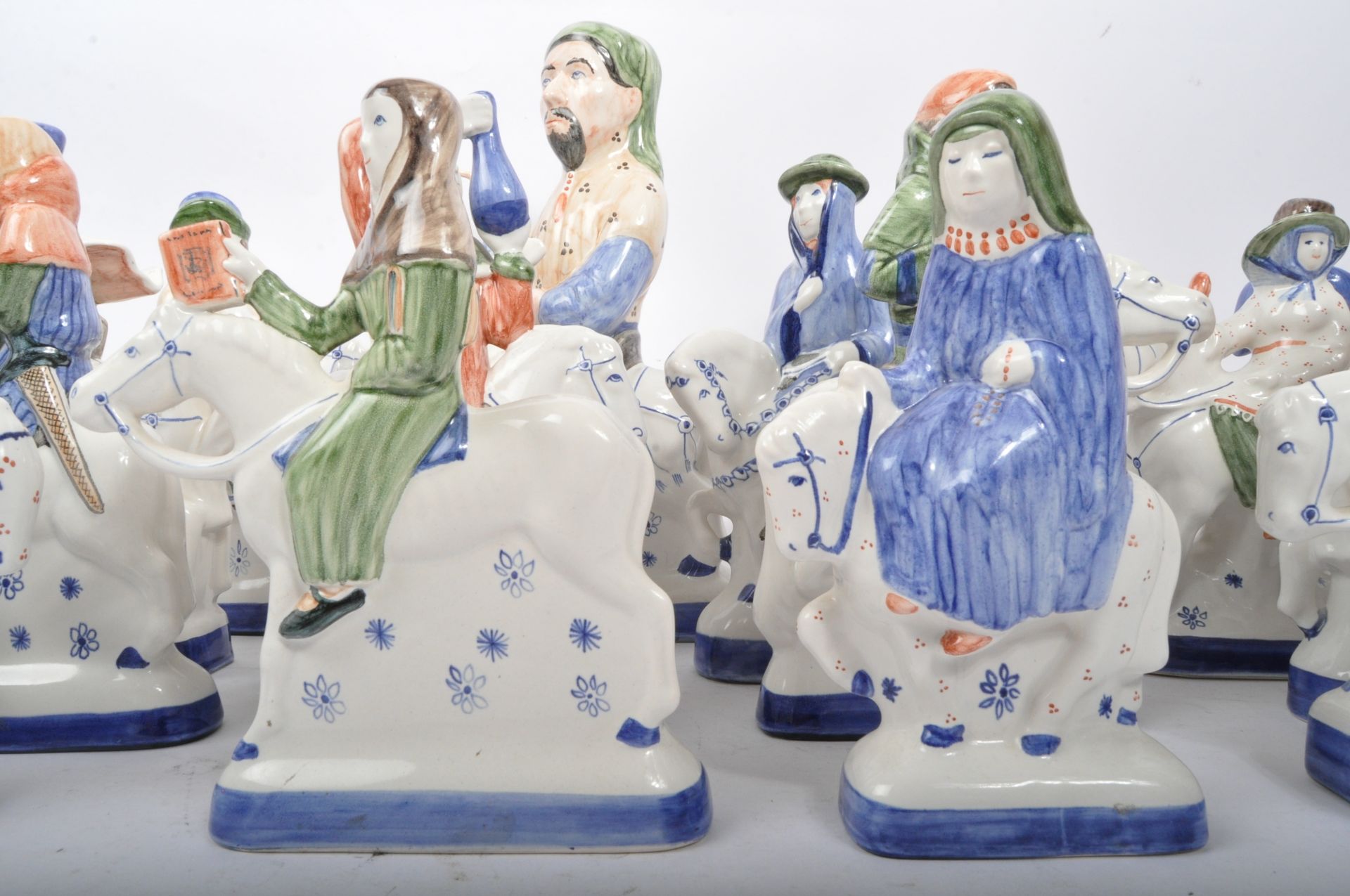 SEVENTEEN 1970S RYE POTTERY 'CANTERBURY TALES' CERAMIC FIGURES - Bild 4 aus 7