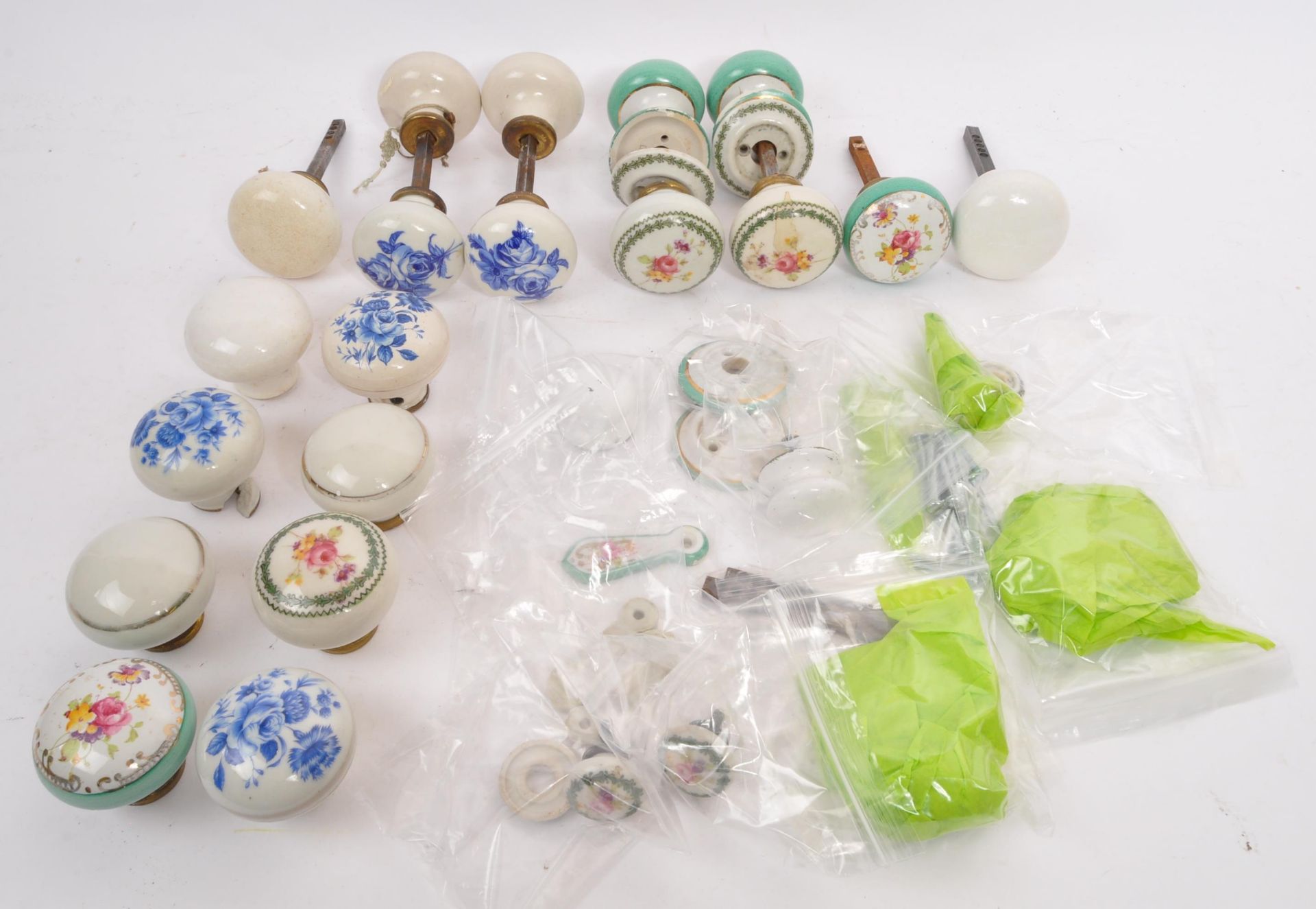 COLLECTION OF VICTORIAN & LATER CERAMIC DOOR HANDLES KNOBS