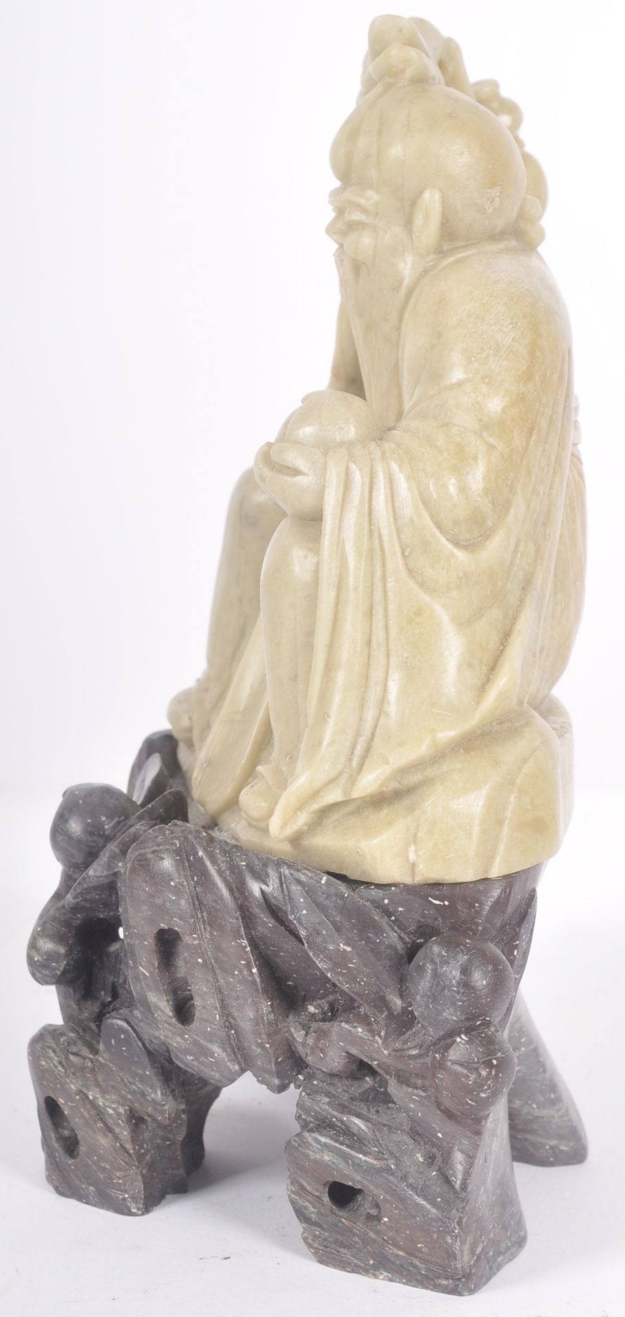 20TH CENTURY CHINESE CARVED SOAPSTONE FIGURE - Bild 4 aus 6