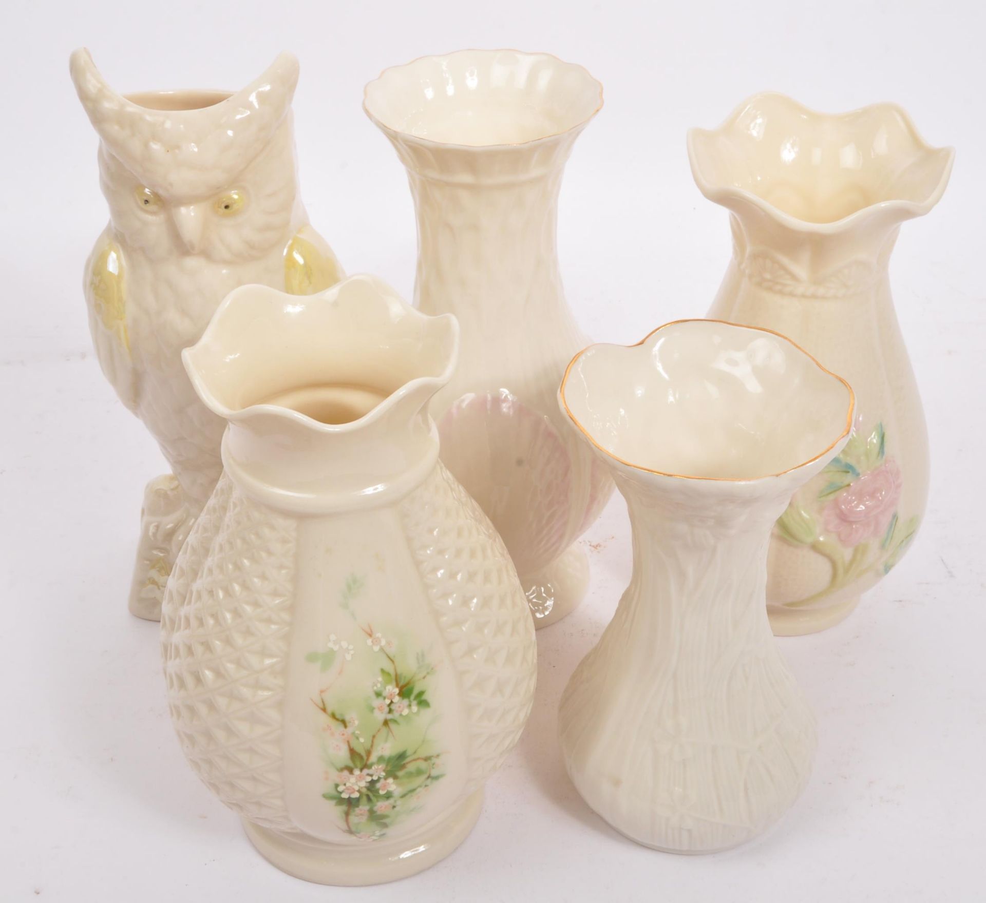 ASSORTMENT OF IRISH BELLEEK POTTERY PORCELAIN ITEMS - Image 4 of 6