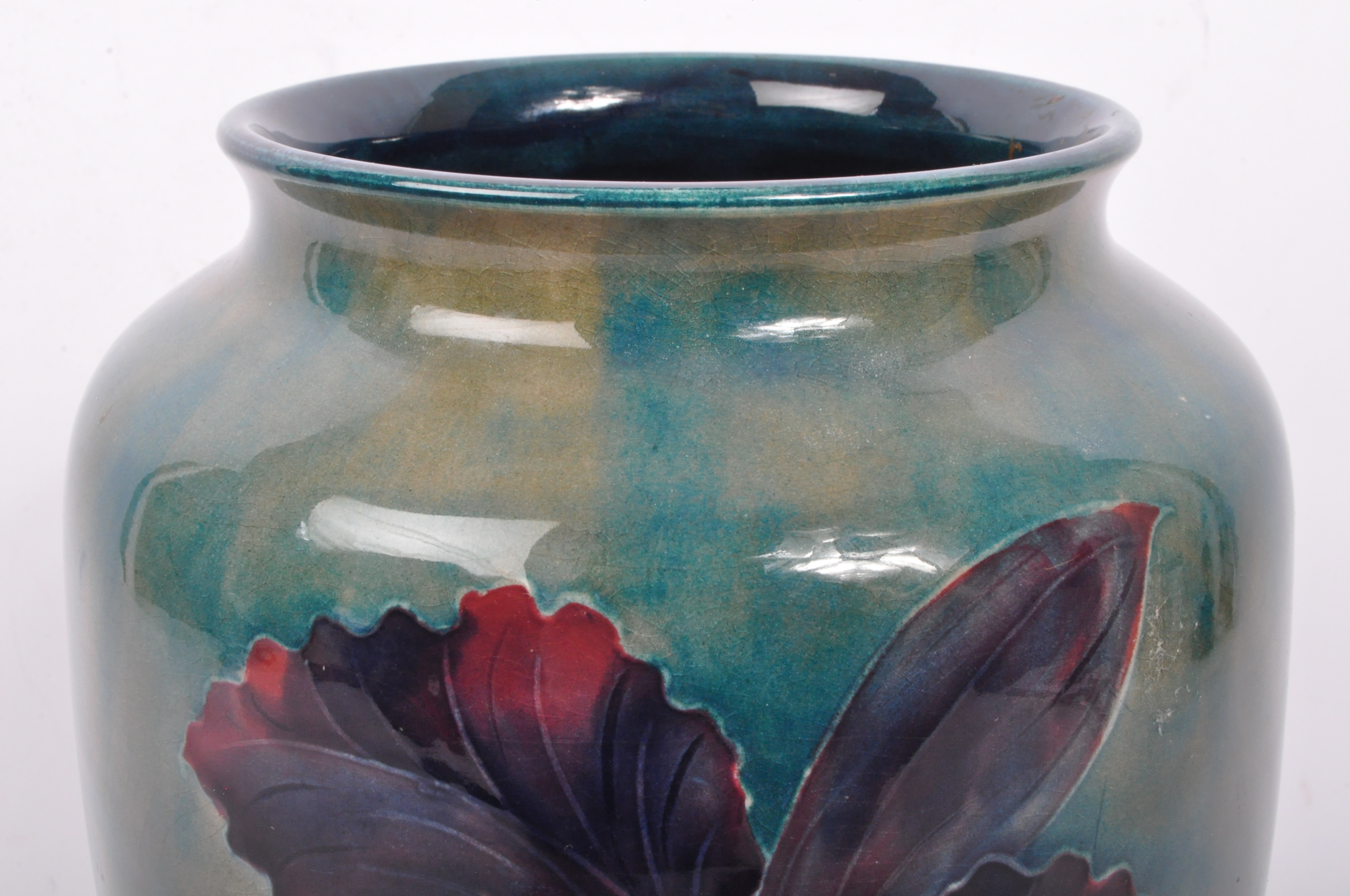 MID 20TH CENTURY - MOORCROFT POTTERY - ORCHID VASE - Image 3 of 5