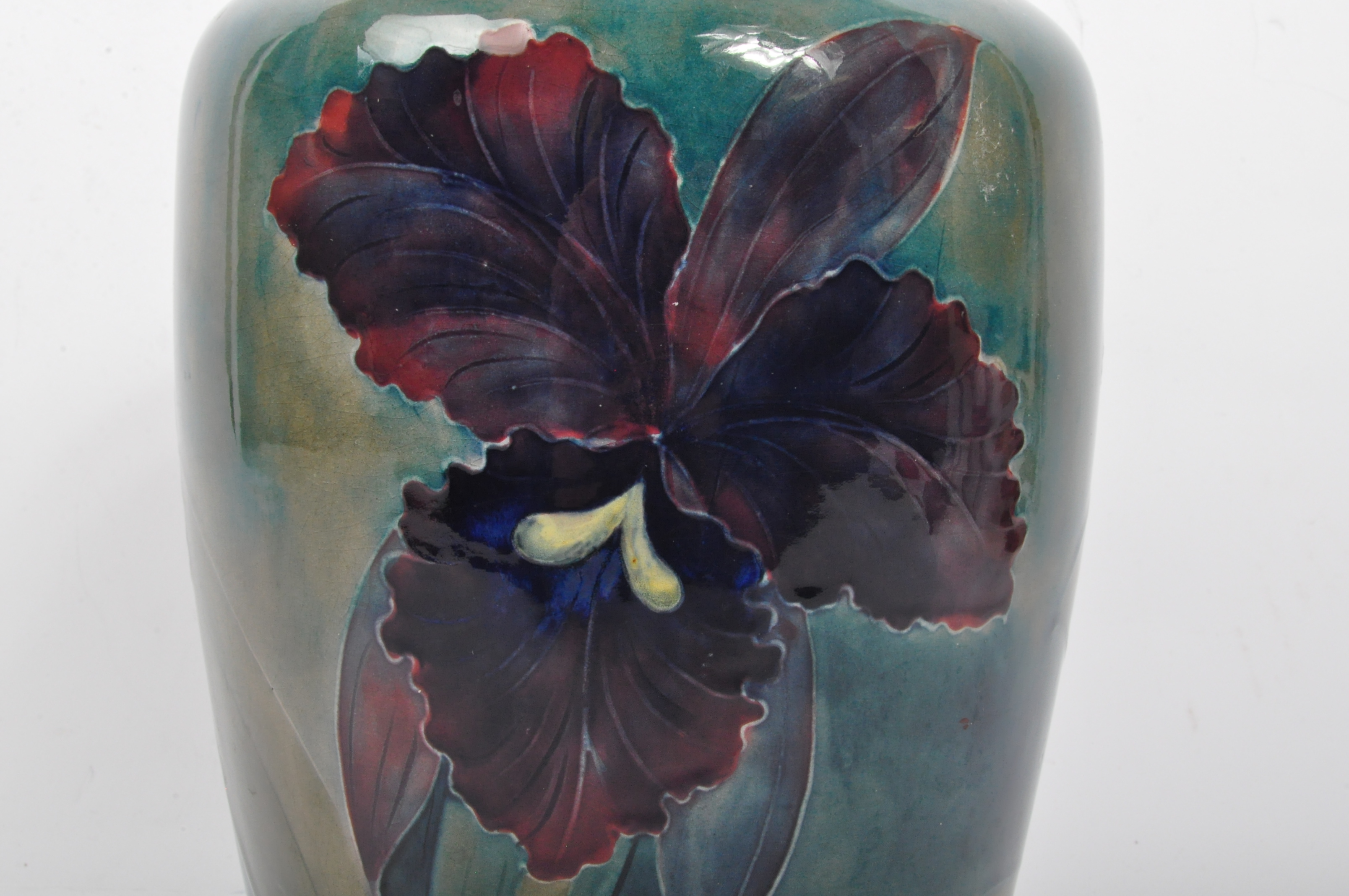 MID 20TH CENTURY - MOORCROFT POTTERY - ORCHID VASE - Image 2 of 5