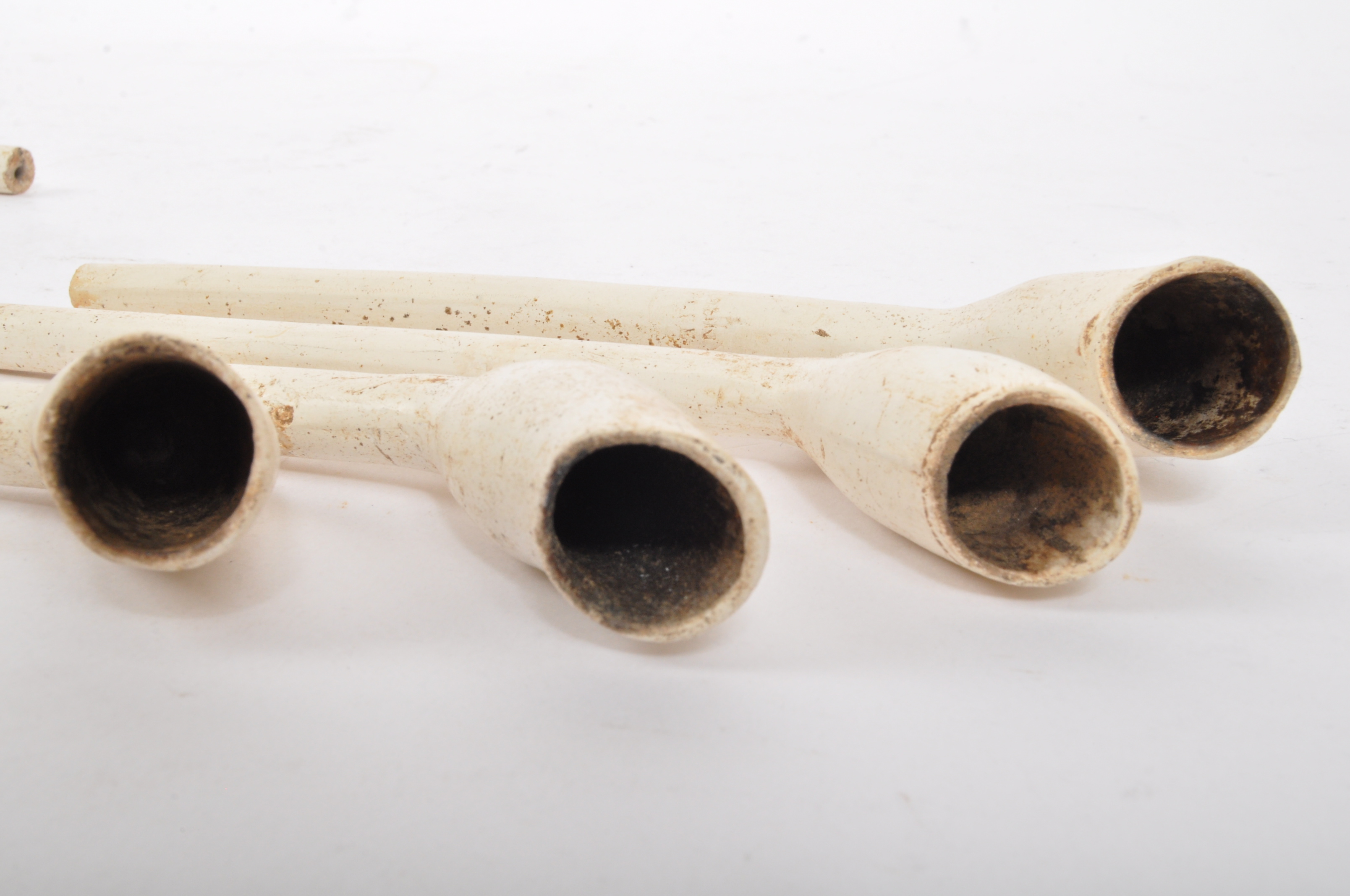 ASSORTMENT OF 17TH CENTURY CERAMIC SMOKING PIPES - Image 4 of 5