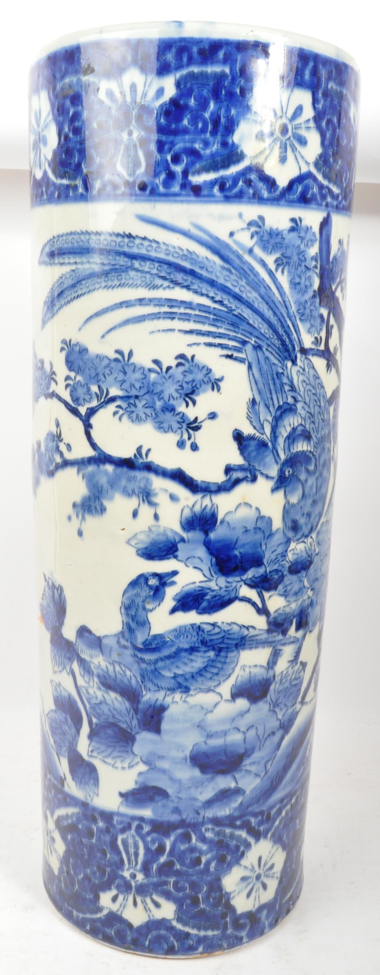 19TH CENTURY CHINESE BLUE & WHITE PORCELAIN CYLINDER VASE - Image 3 of 6