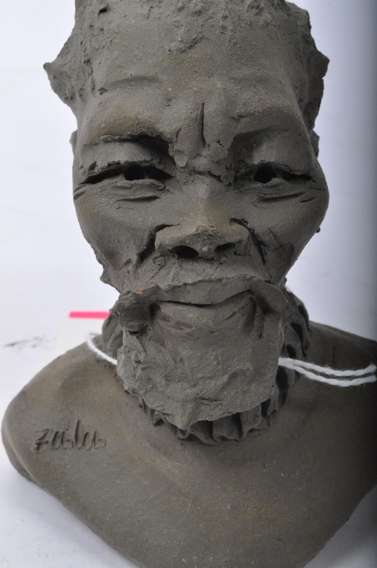 AN EARLY 20TH CENTURY CLAY POTTERY BUST OF A ZULU MAN - Image 5 of 6