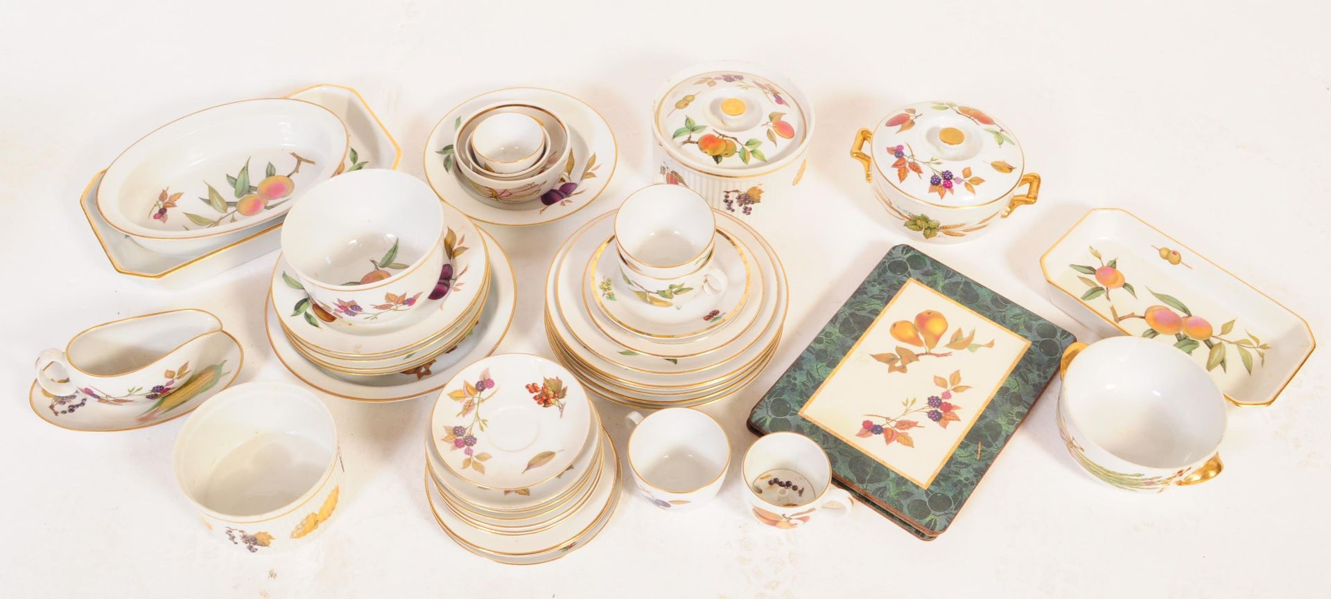 EXTENSIVE ROYAL WORCESTER EVESHAM GOLD DINNER SERVICE - Image 2 of 13