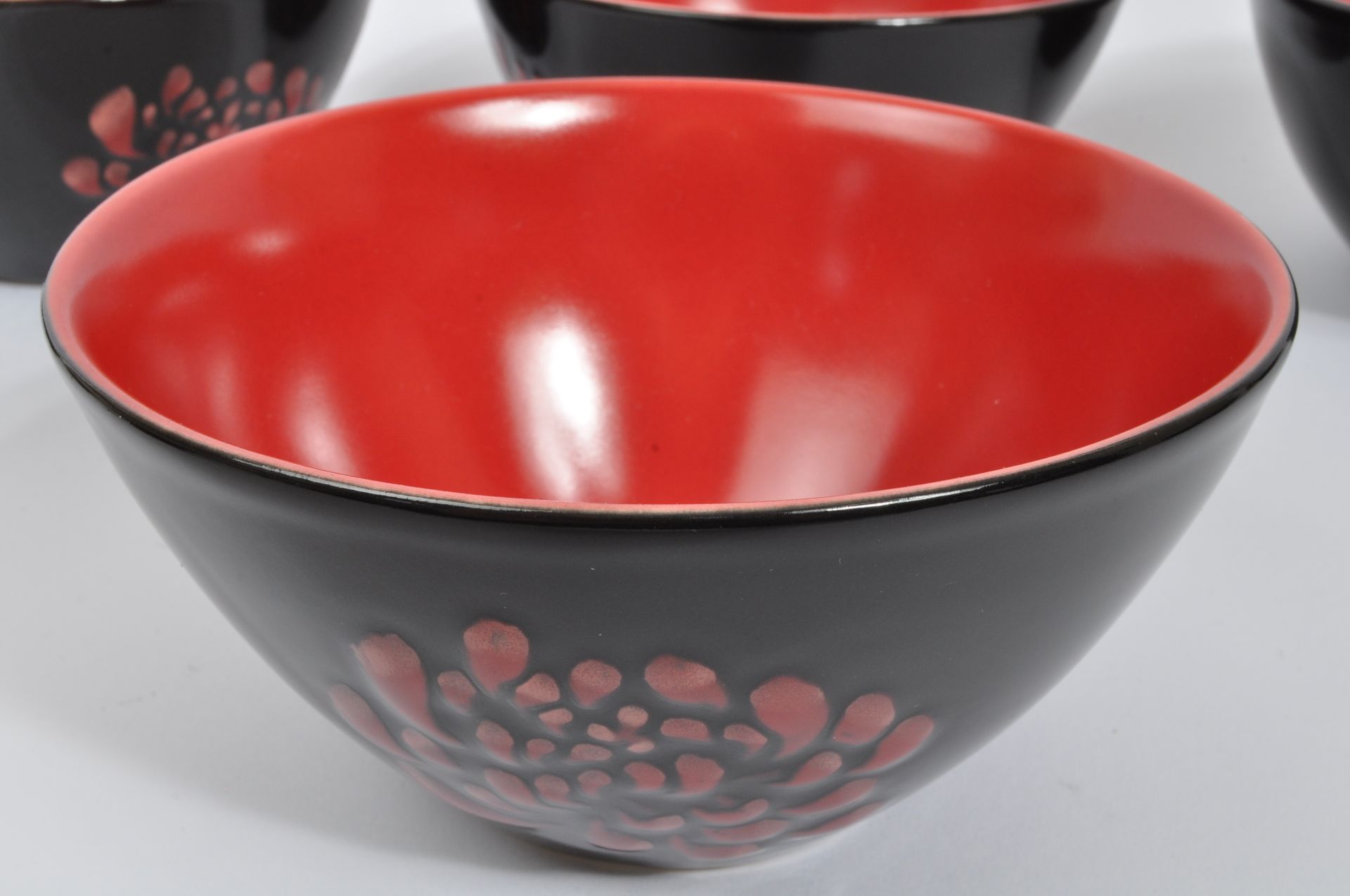 CONTEMPORARY TWO TONE CERAMIC BLACK & RED BOWLS - Bild 5 aus 6