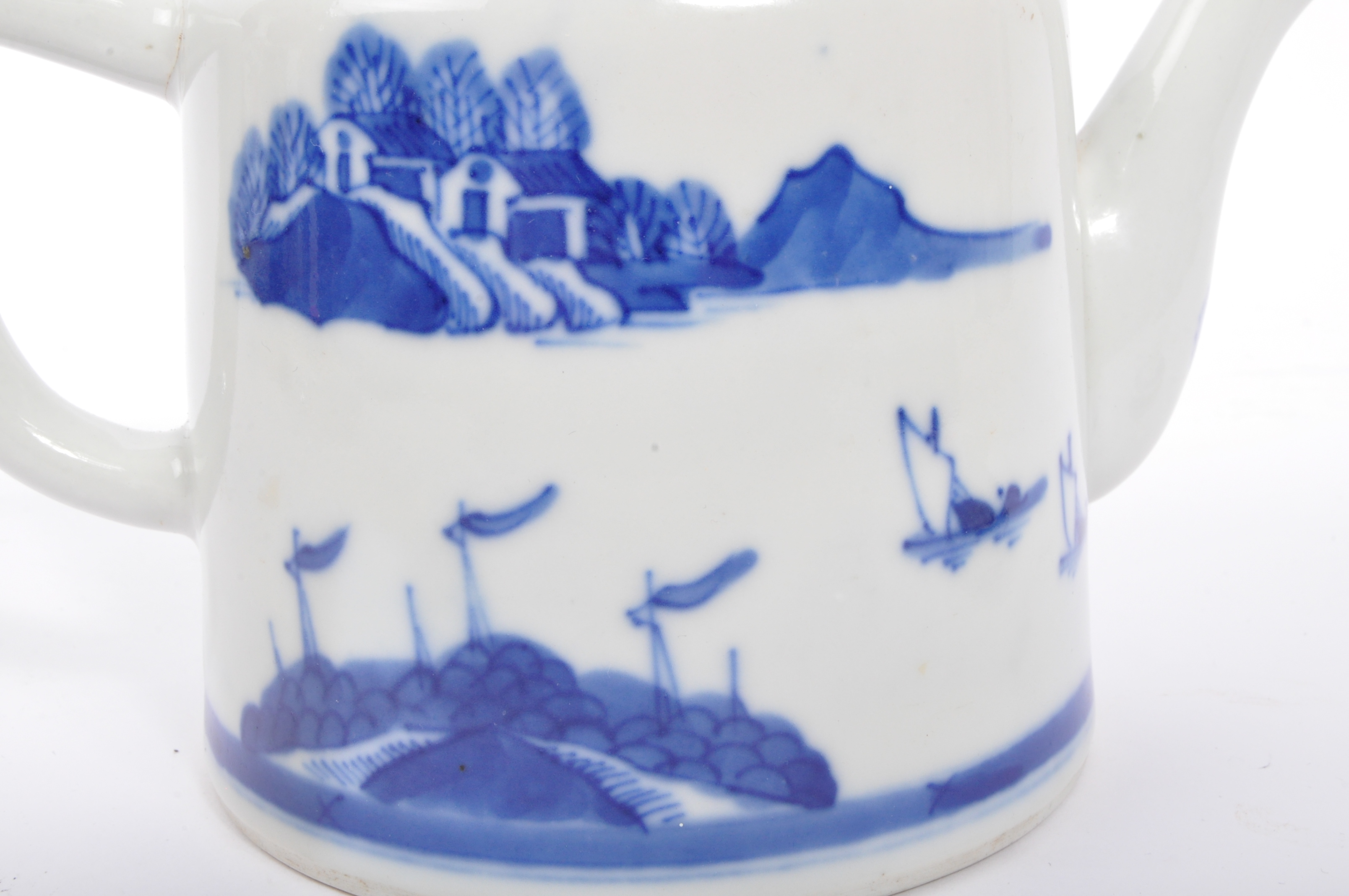 AN 18TH CENTURY CHINESE BLUE & WHITE PORCELAIN TEAPOT - Image 3 of 5