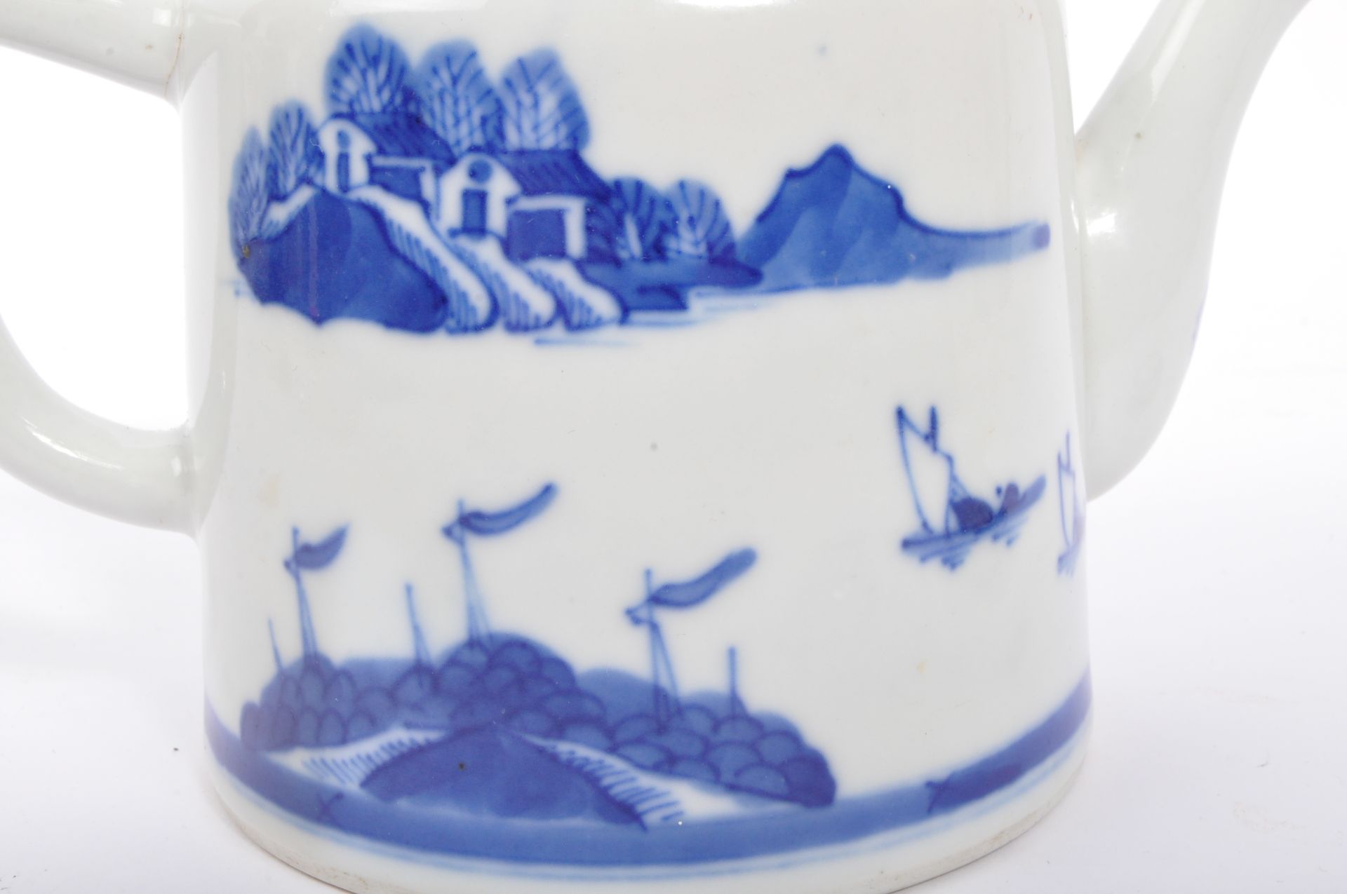 AN 18TH CENTURY CHINESE BLUE & WHITE PORCELAIN TEAPOT - Bild 3 aus 5