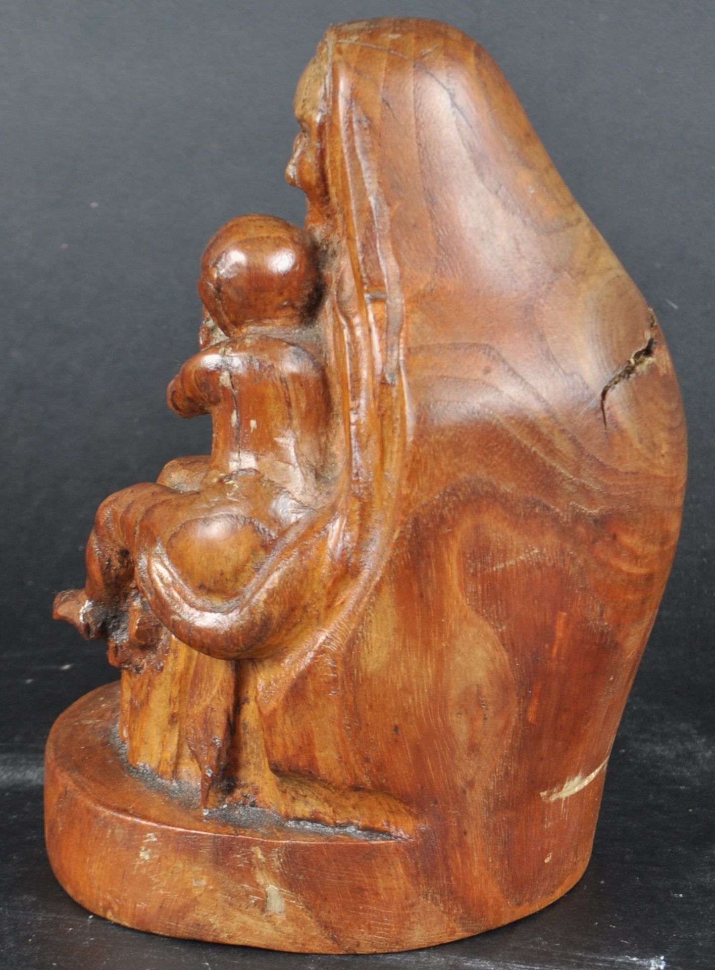 20TH CENTURY WALNUT CARVING OF MARY AND CHILD CHRIST - Bild 2 aus 4