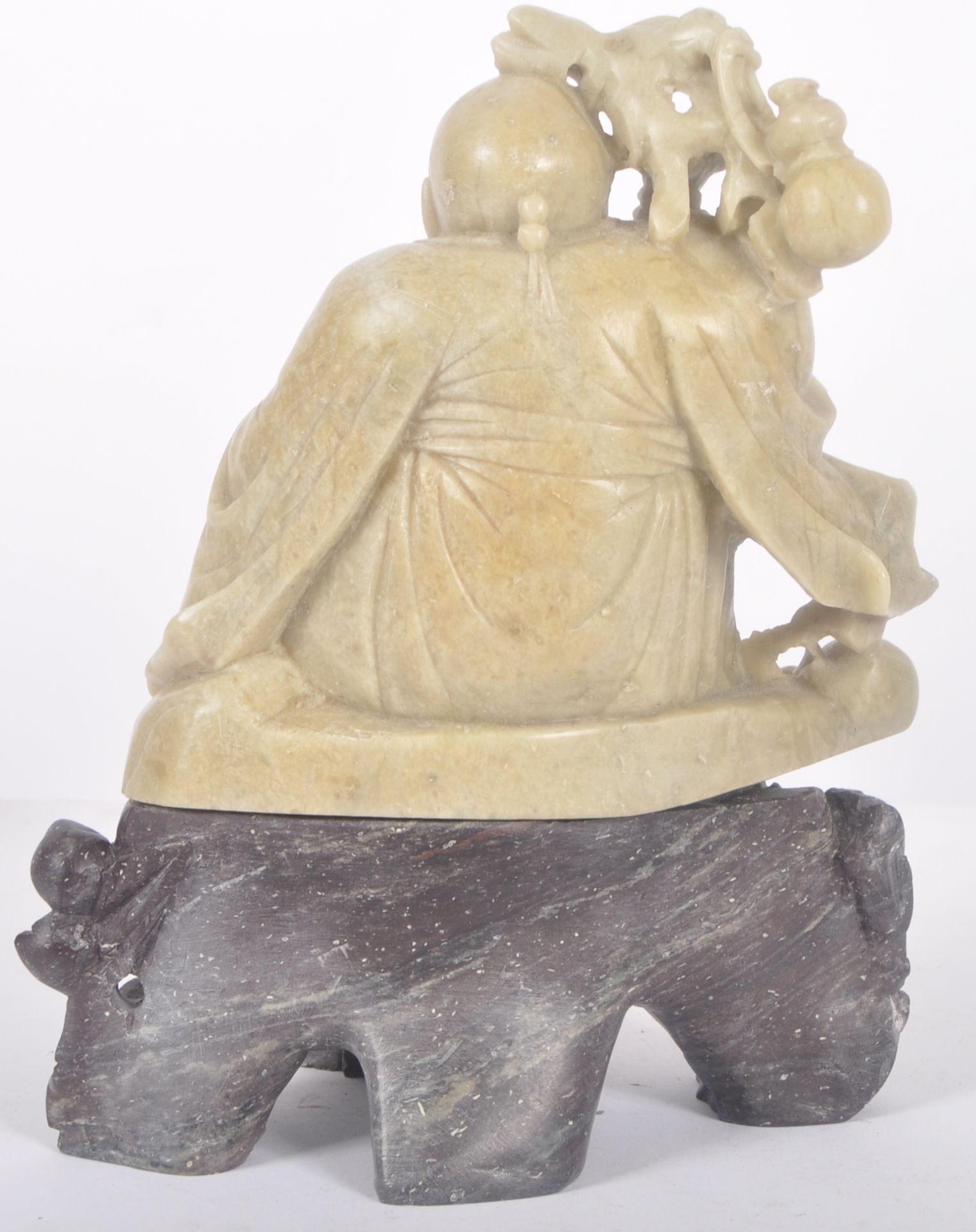 20TH CENTURY CHINESE CARVED SOAPSTONE FIGURE - Bild 3 aus 6