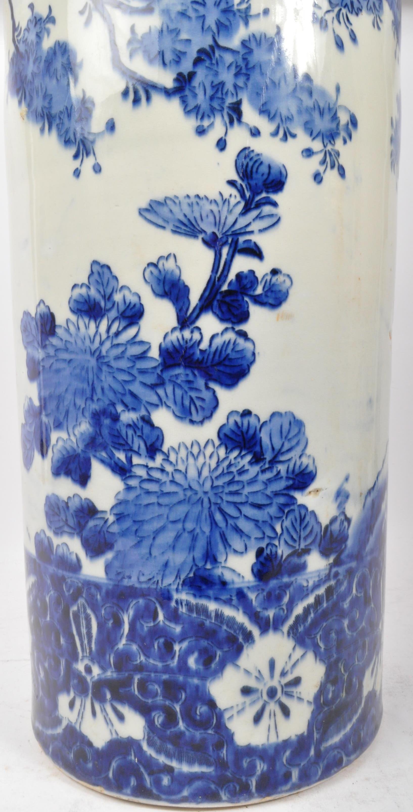 19TH CENTURY CHINESE BLUE & WHITE PORCELAIN CYLINDER VASE - Image 2 of 6