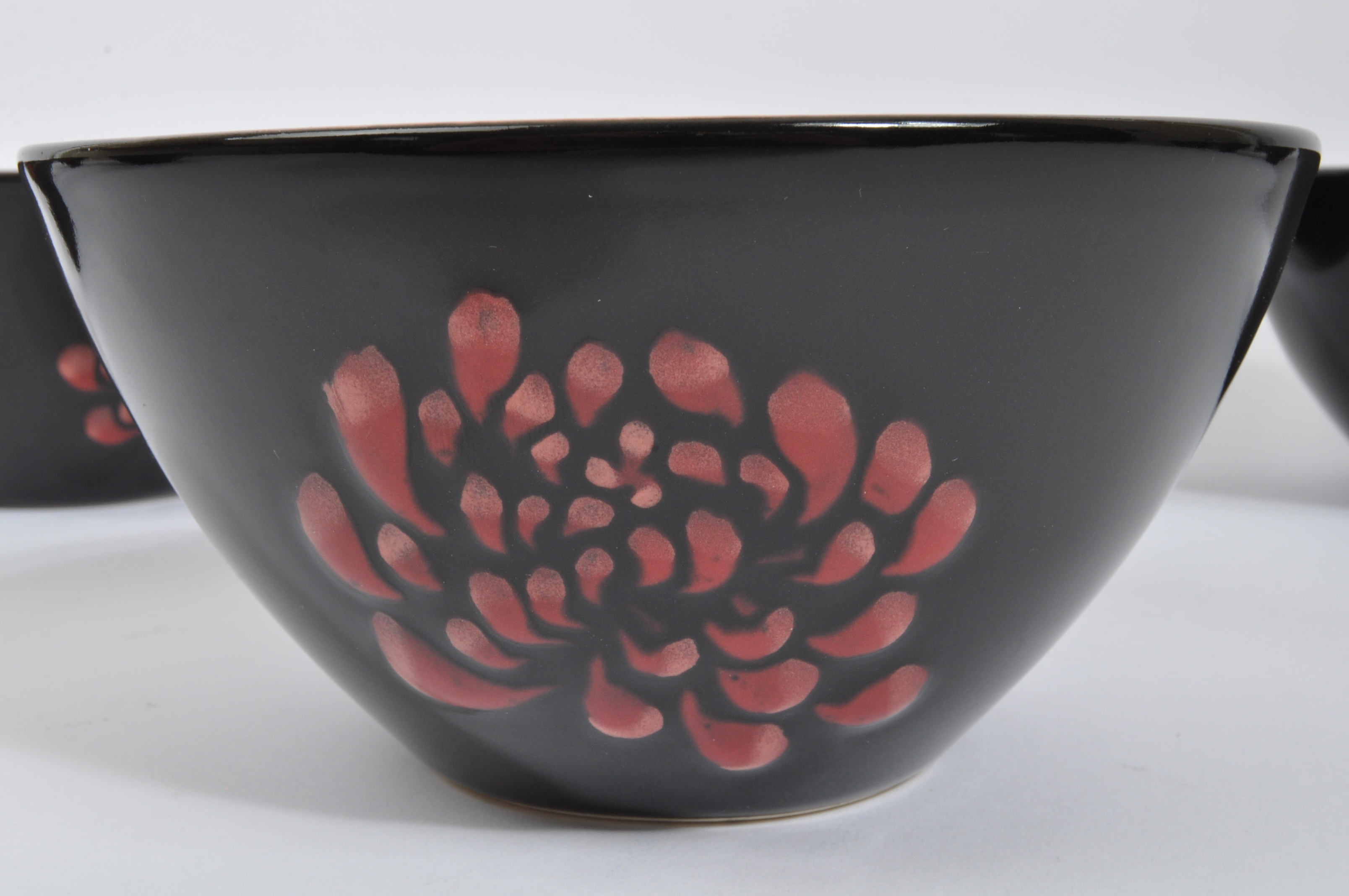 CONTEMPORARY TWO TONE CERAMIC BLACK & RED BOWLS - Image 4 of 6