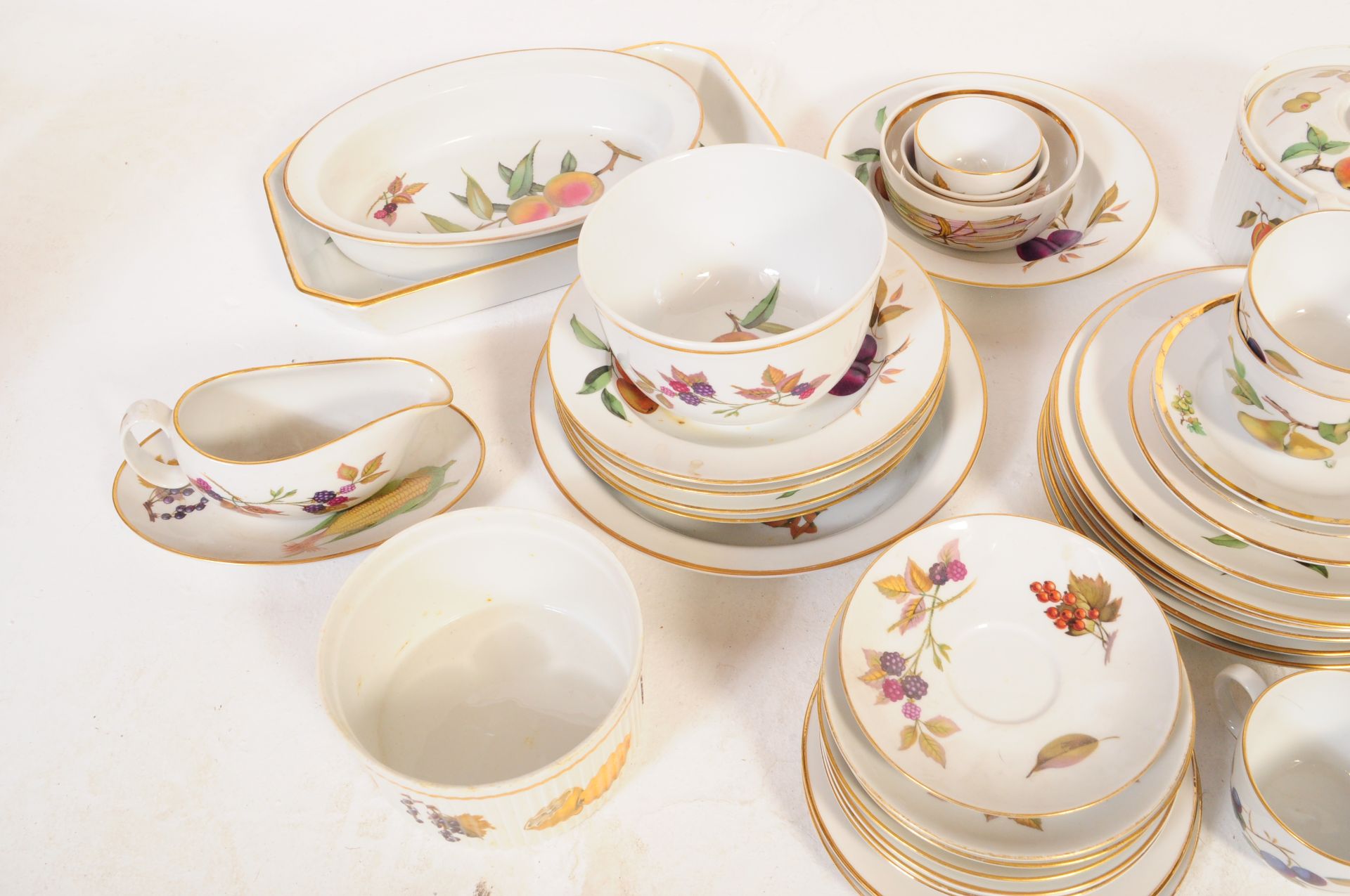 EXTENSIVE ROYAL WORCESTER EVESHAM GOLD DINNER SERVICE - Bild 4 aus 13