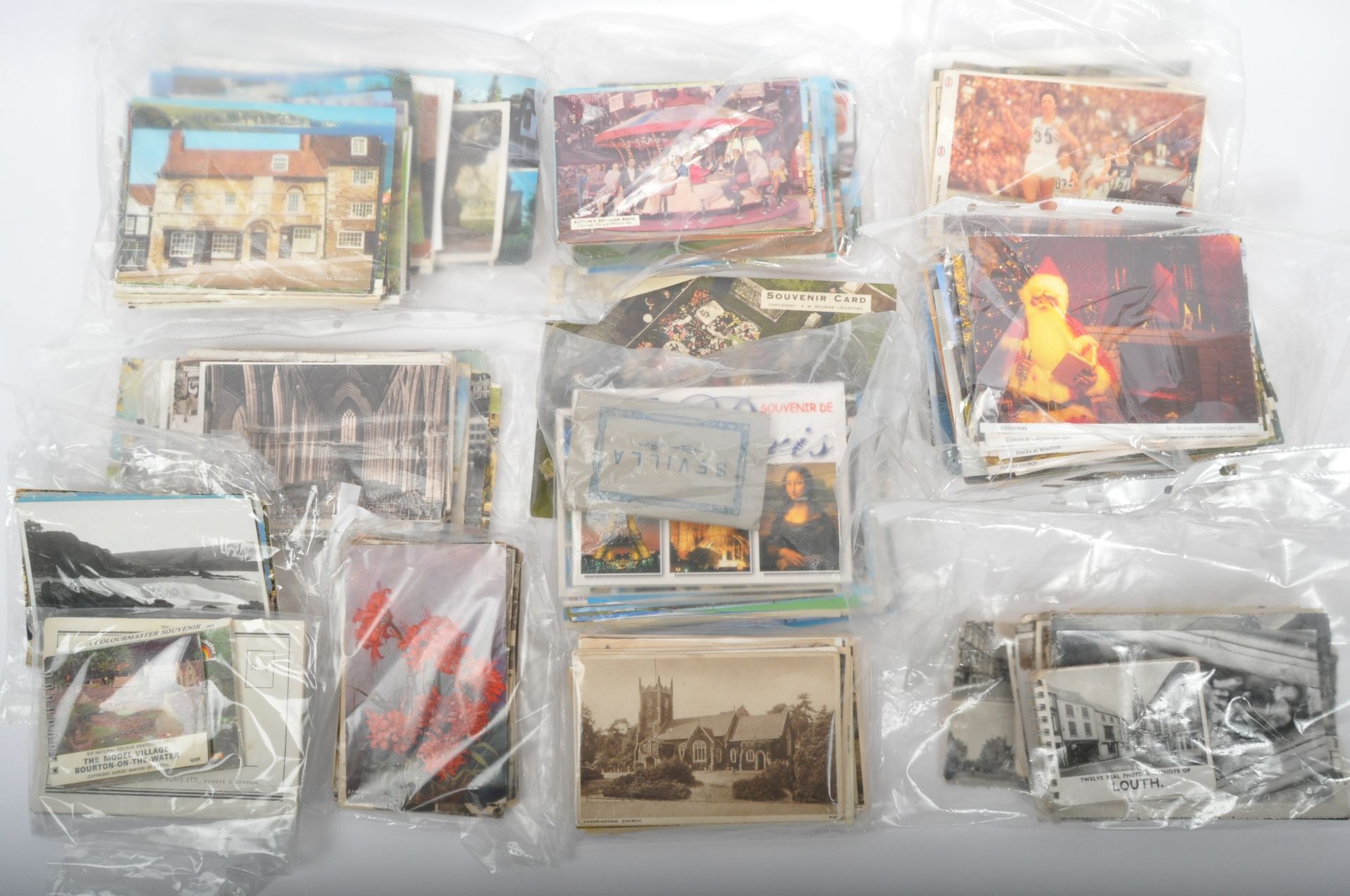 LARGE COLLECTION OF VICTORIAN & LATER BLACK & WHITE POSTCARDS
