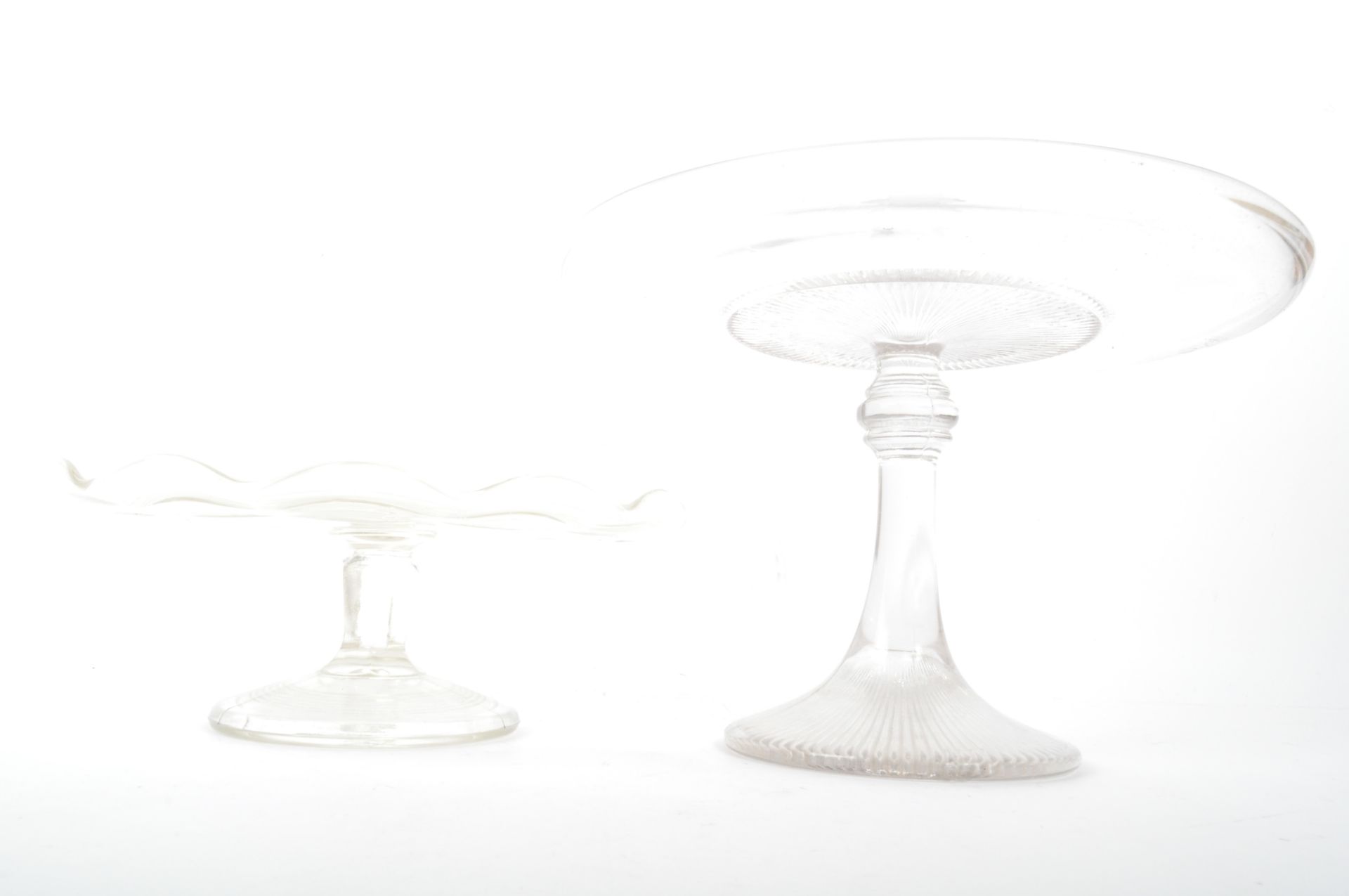 TWO EARLY 20TH CENTURY GLASS CLOCHES & CAKE STAND - Bild 4 aus 5