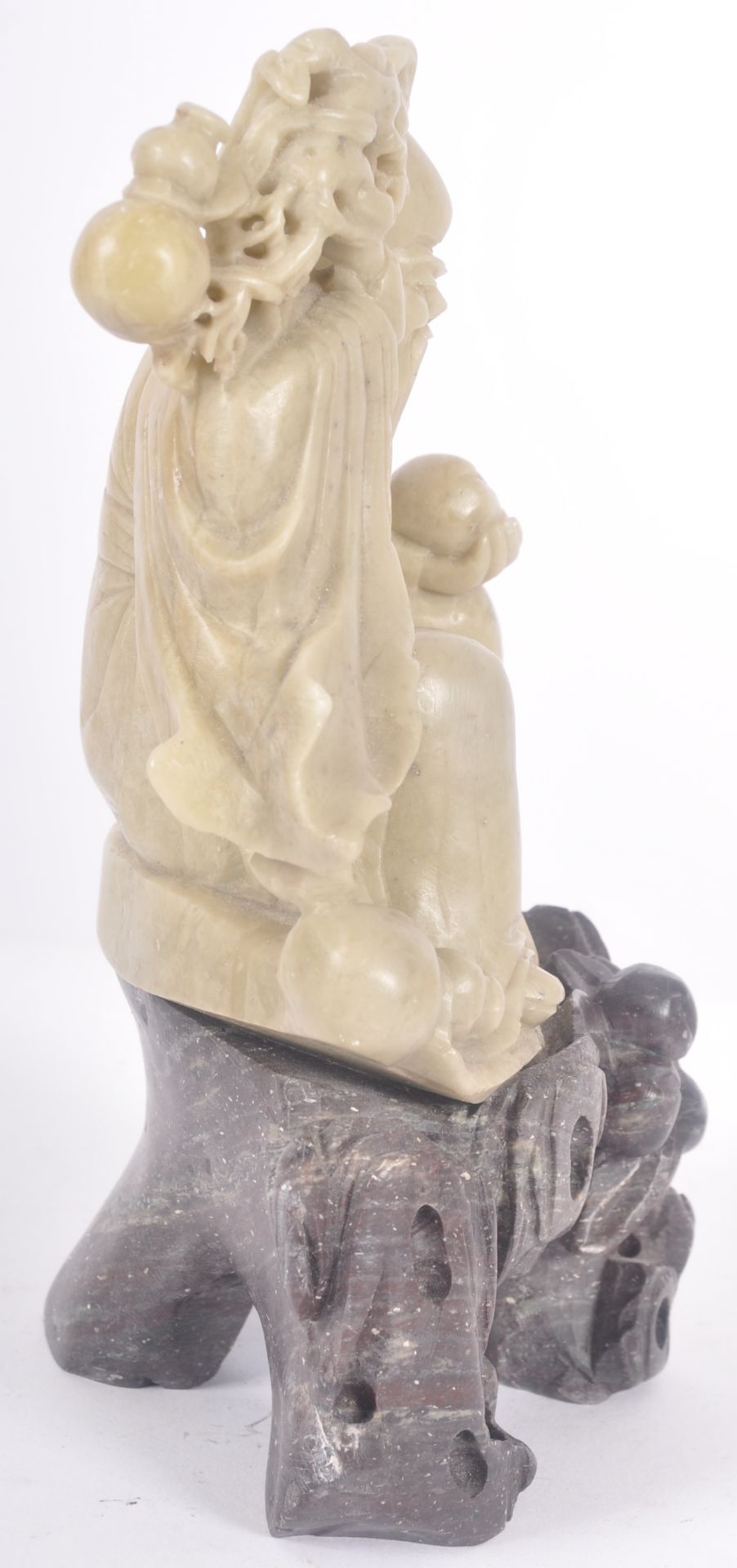 20TH CENTURY CHINESE CARVED SOAPSTONE FIGURE - Bild 2 aus 6