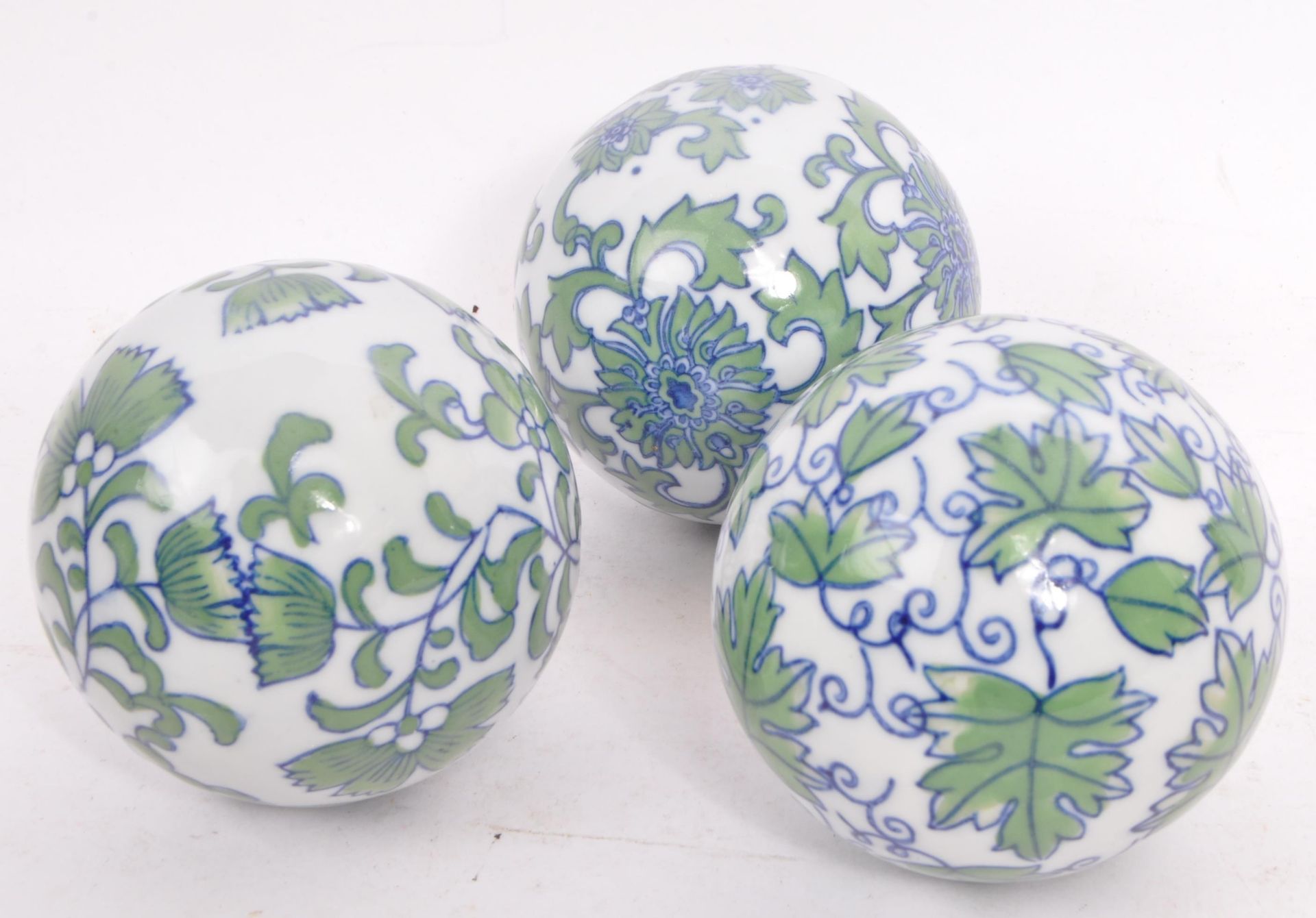 COLLECTION OF CHINESE PORCELAIN CARPET BALLS - Bild 4 aus 5