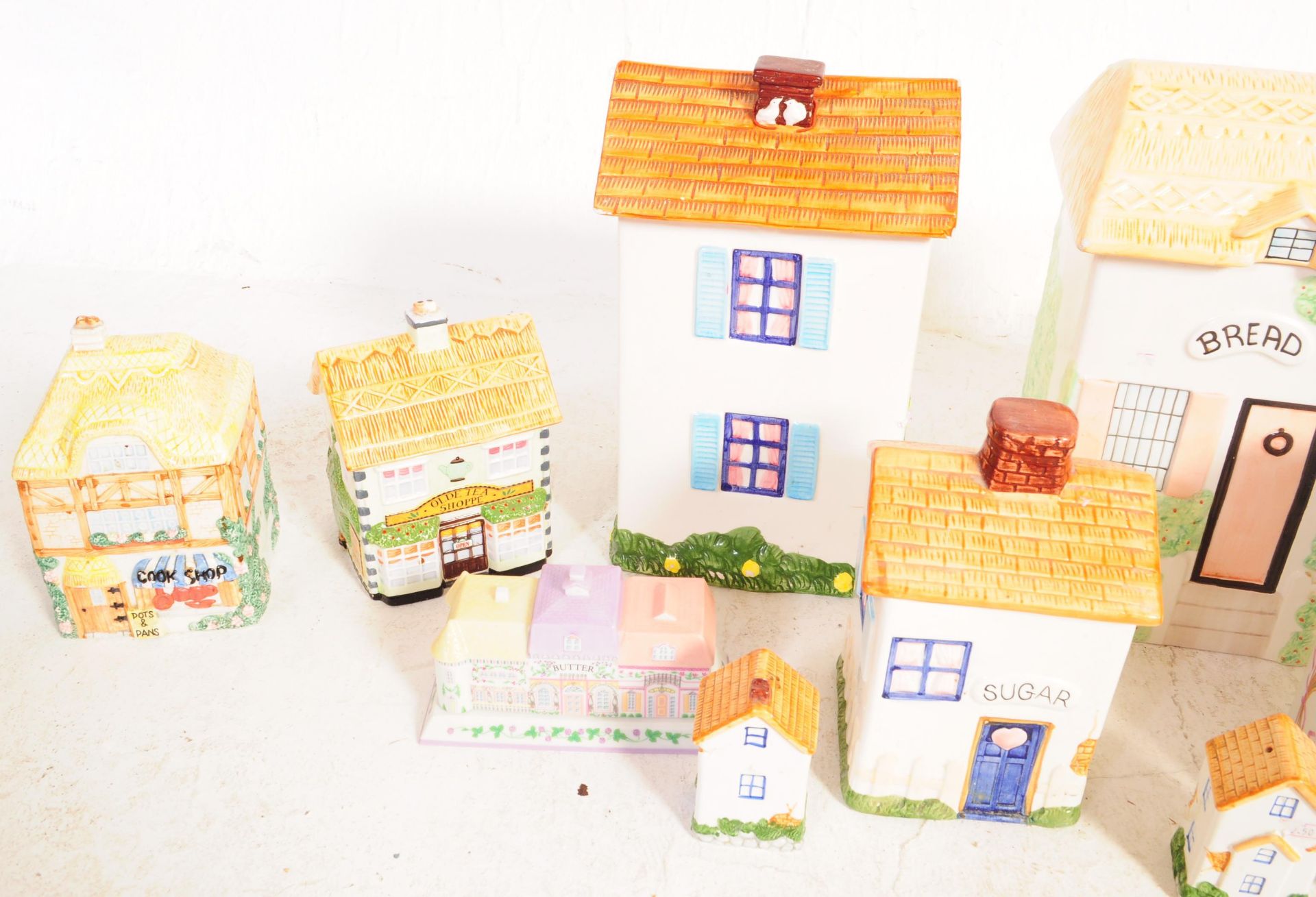 COLLECTION OF 20TH CENTURY COOKIE / BISCUIT JAR HOUSES - Image 3 of 5