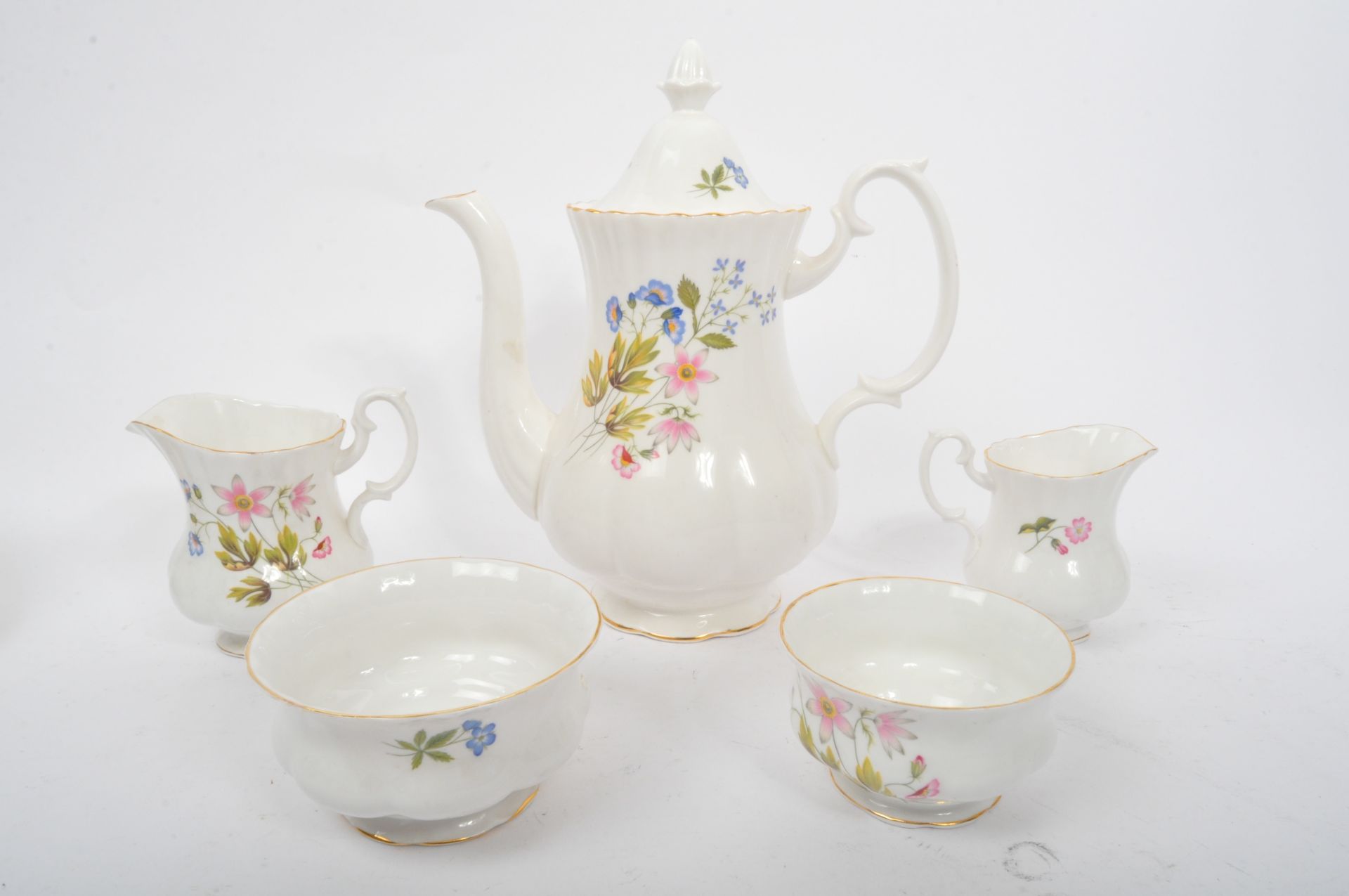 RICHMOND ENGLISH FINE BONE CHINA WILD ANEMONE TEA SET - Image 3 of 6