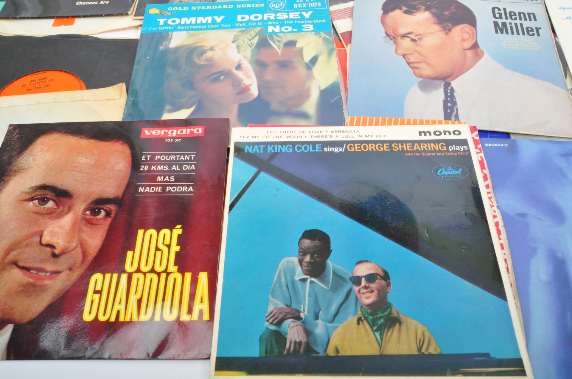 A COLLECTION OF VINTAGE VINYL FORTY FIVE SINGLES - Image 6 of 6