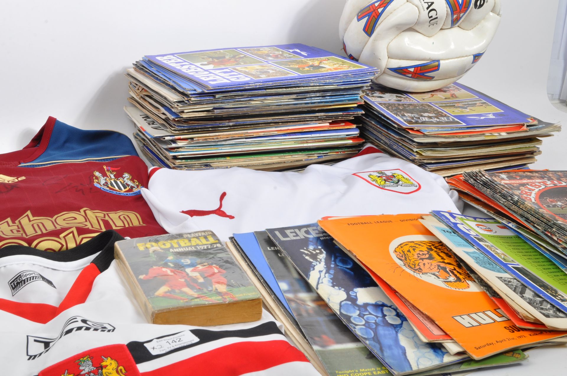 LARGE COLLECTION OF VINTAGE FOOTBALL MEMORABILIA & PROGRAMMES - Bild 2 aus 7