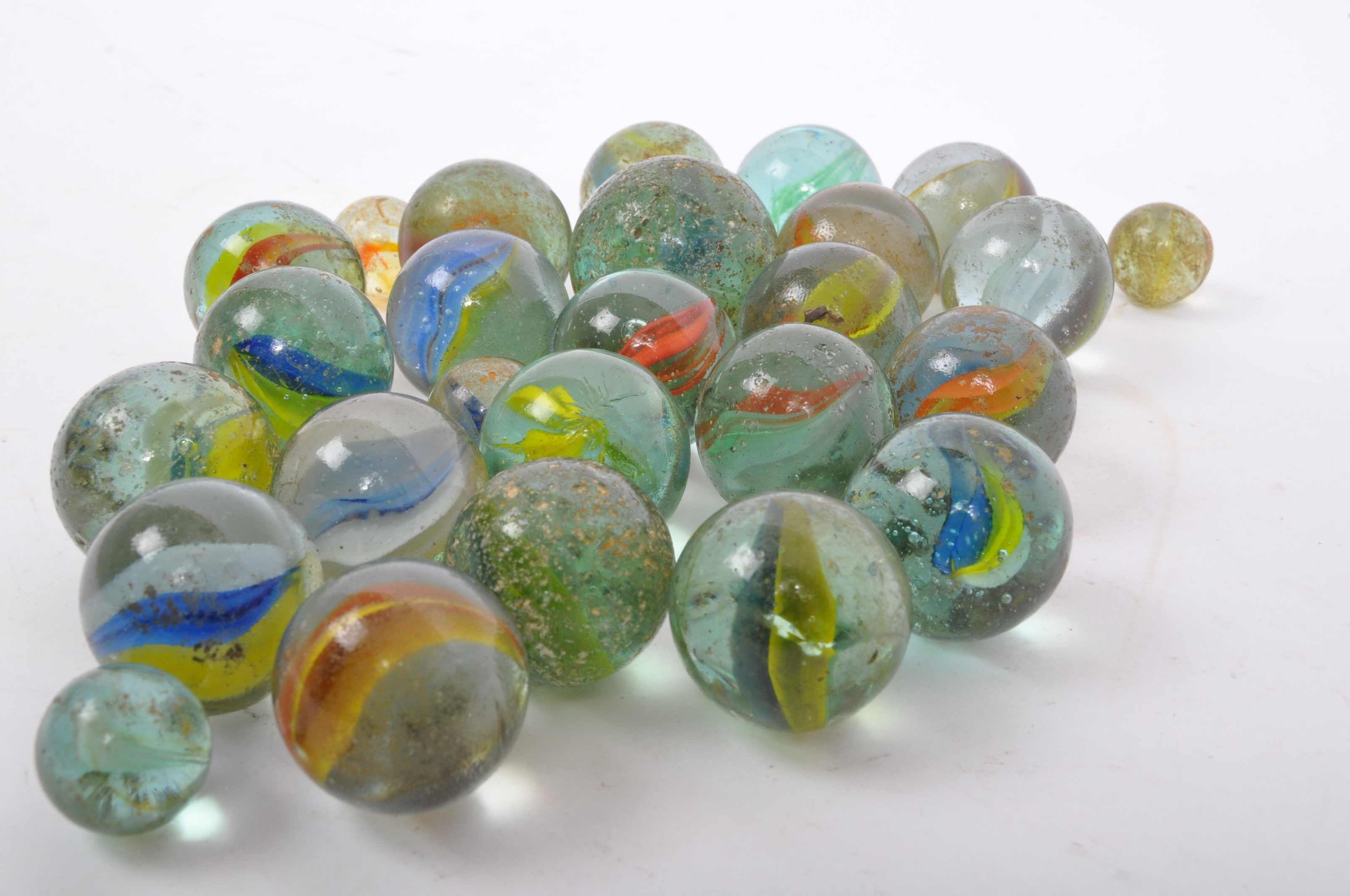 ASSORTMENT OF VINTAGE MULTI COLOURED MARBLES - Image 3 of 5