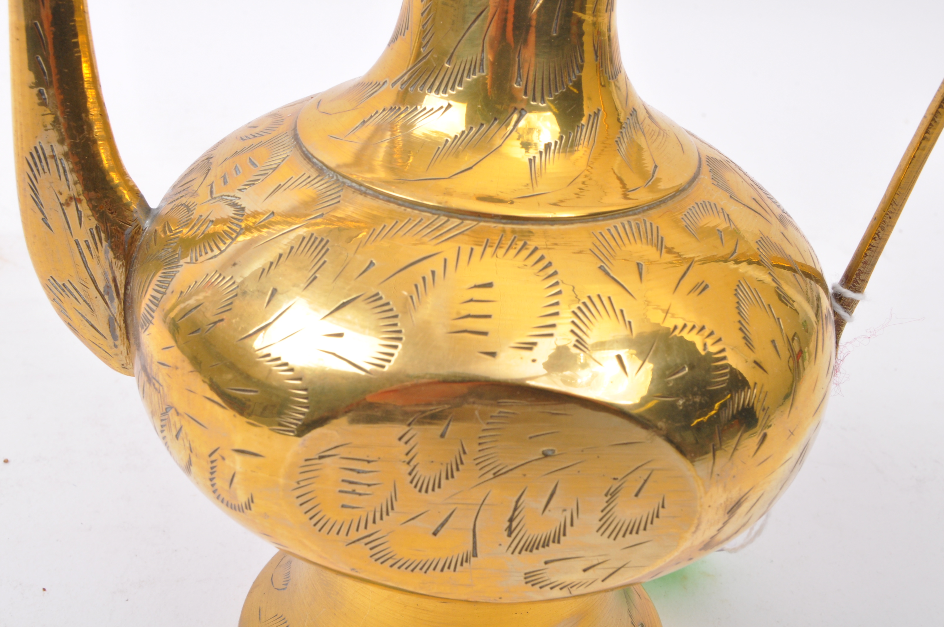EARLY 20TH CENTURY INDIAN BRASS EWER POT - Image 4 of 5
