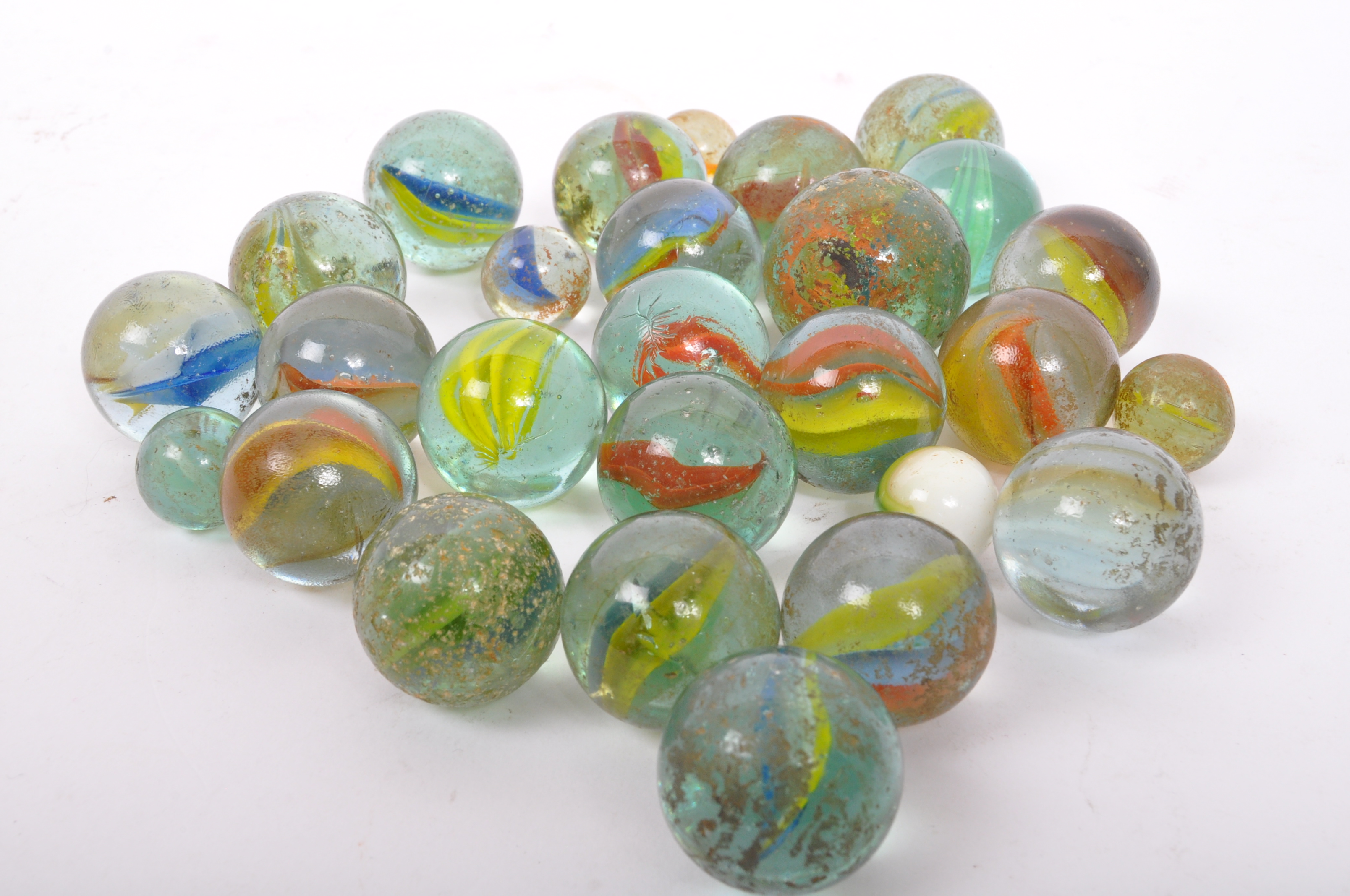 ASSORTMENT OF VINTAGE MULTI COLOURED MARBLES - Image 4 of 5