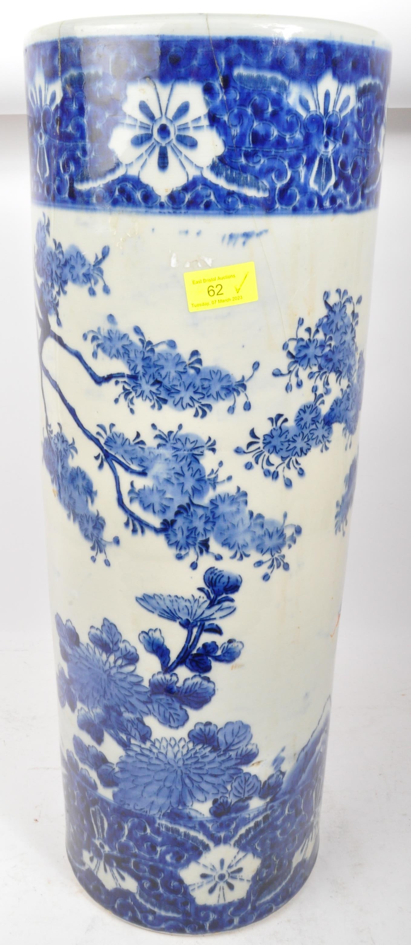 19TH CENTURY CHINESE BLUE & WHITE PORCELAIN CYLINDER VASE