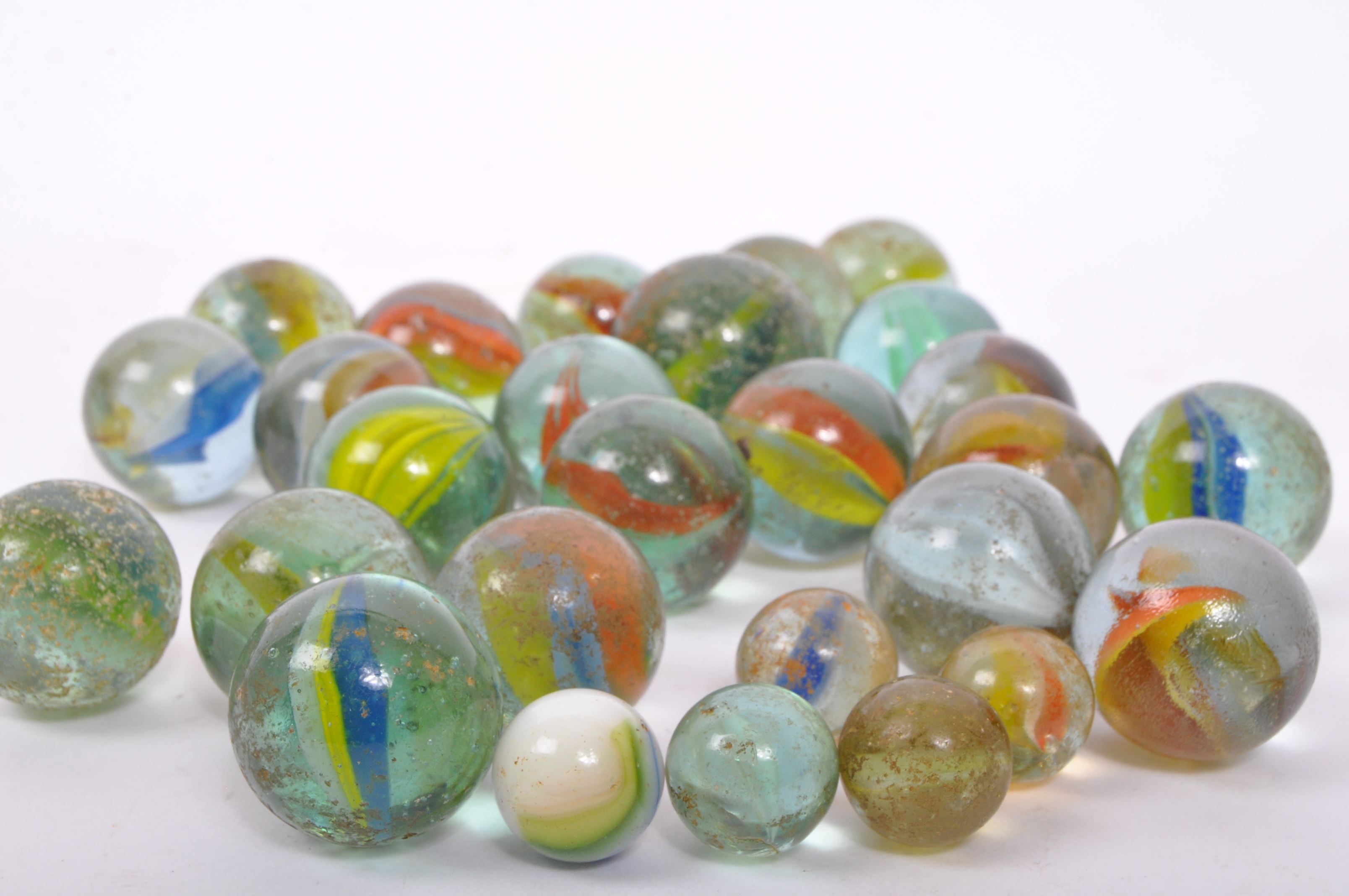 ASSORTMENT OF VINTAGE MULTI COLOURED MARBLES - Image 5 of 5