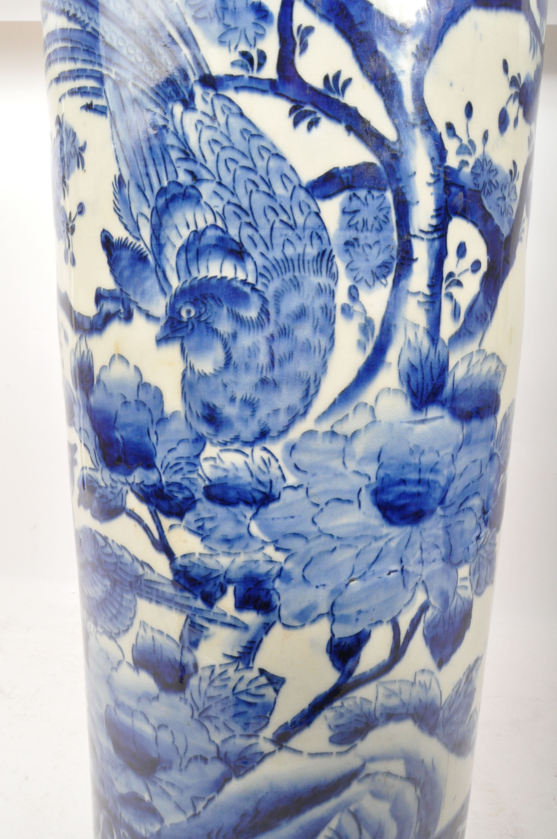 19TH CENTURY CHINESE BLUE & WHITE PORCELAIN CYLINDER VASE - Image 6 of 6