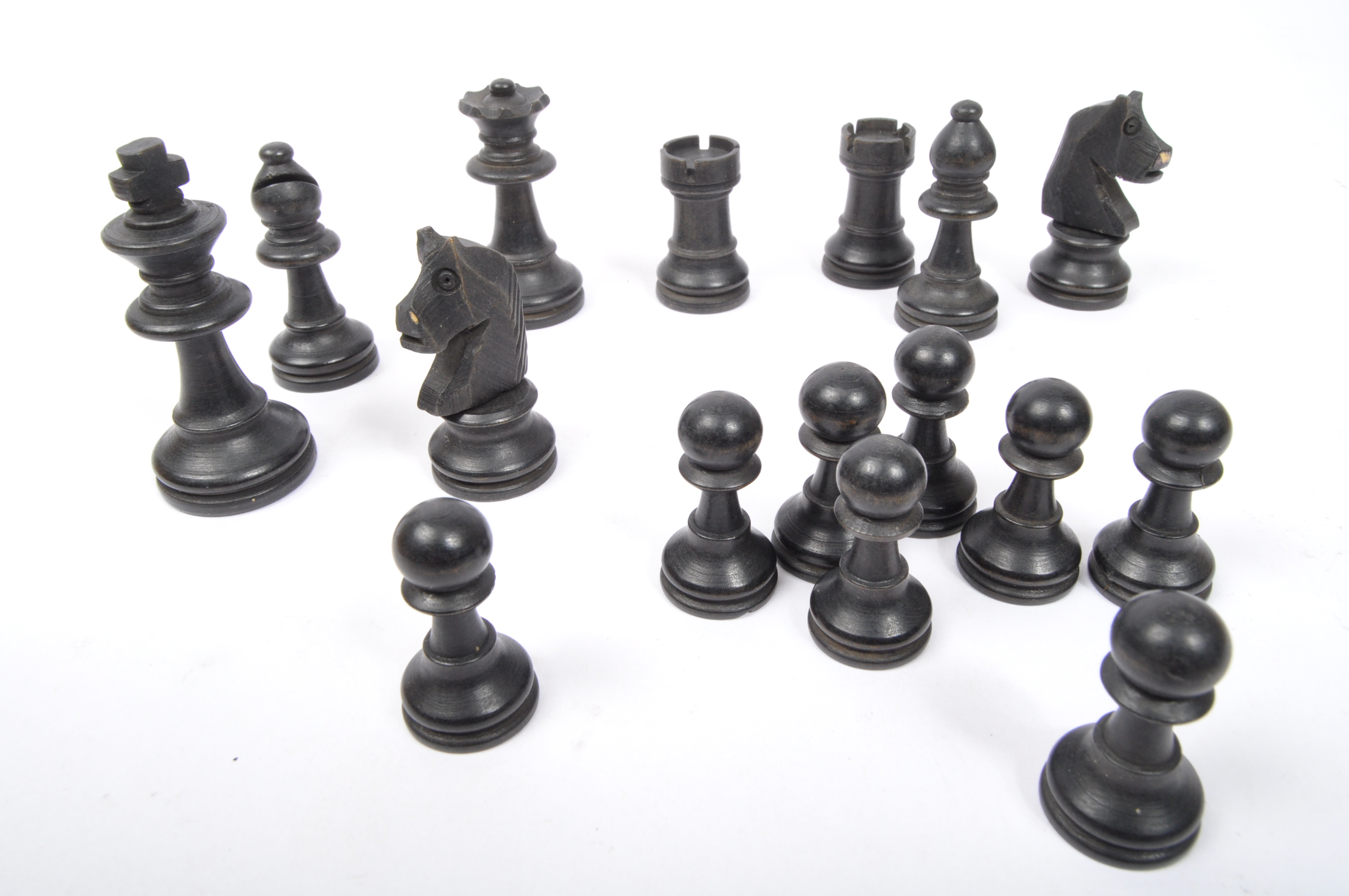 VINTAGE 20TH CENTURY TURNED WOOD CHESS PIECES - Image 3 of 5