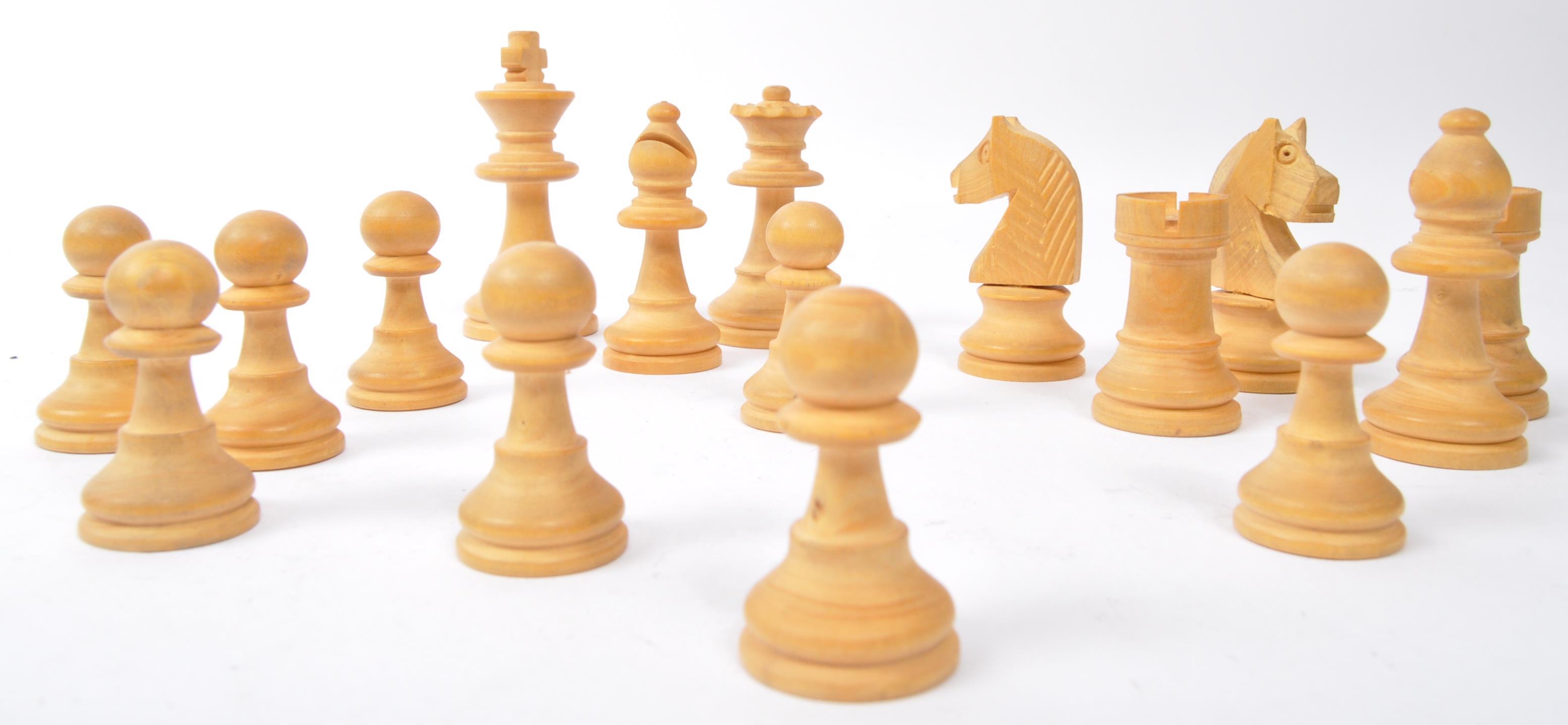 VINTAGE 20TH CENTURY TURNED WOOD CHESS PIECES - Image 4 of 5