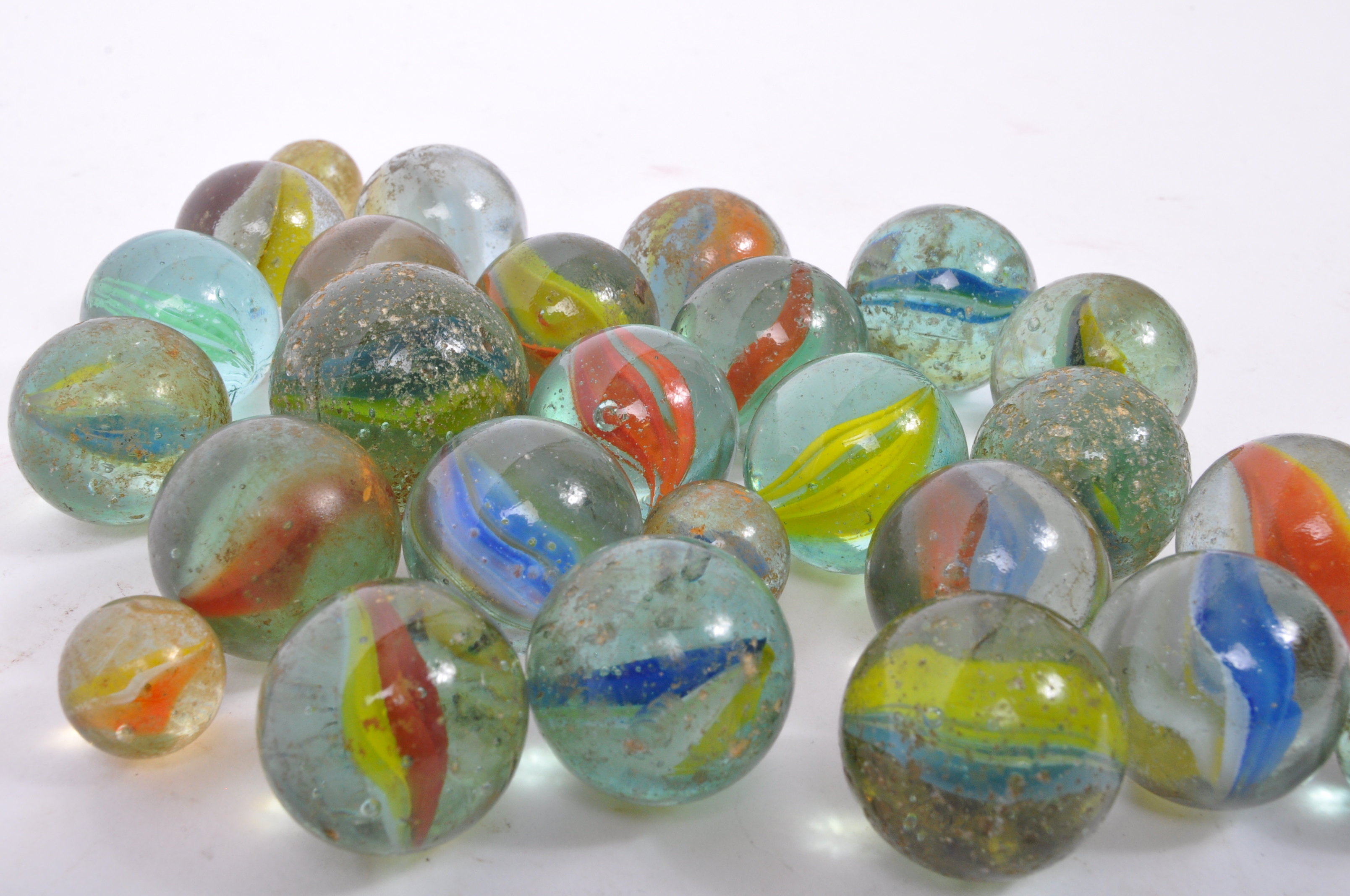 ASSORTMENT OF VINTAGE MULTI COLOURED MARBLES - Image 2 of 5