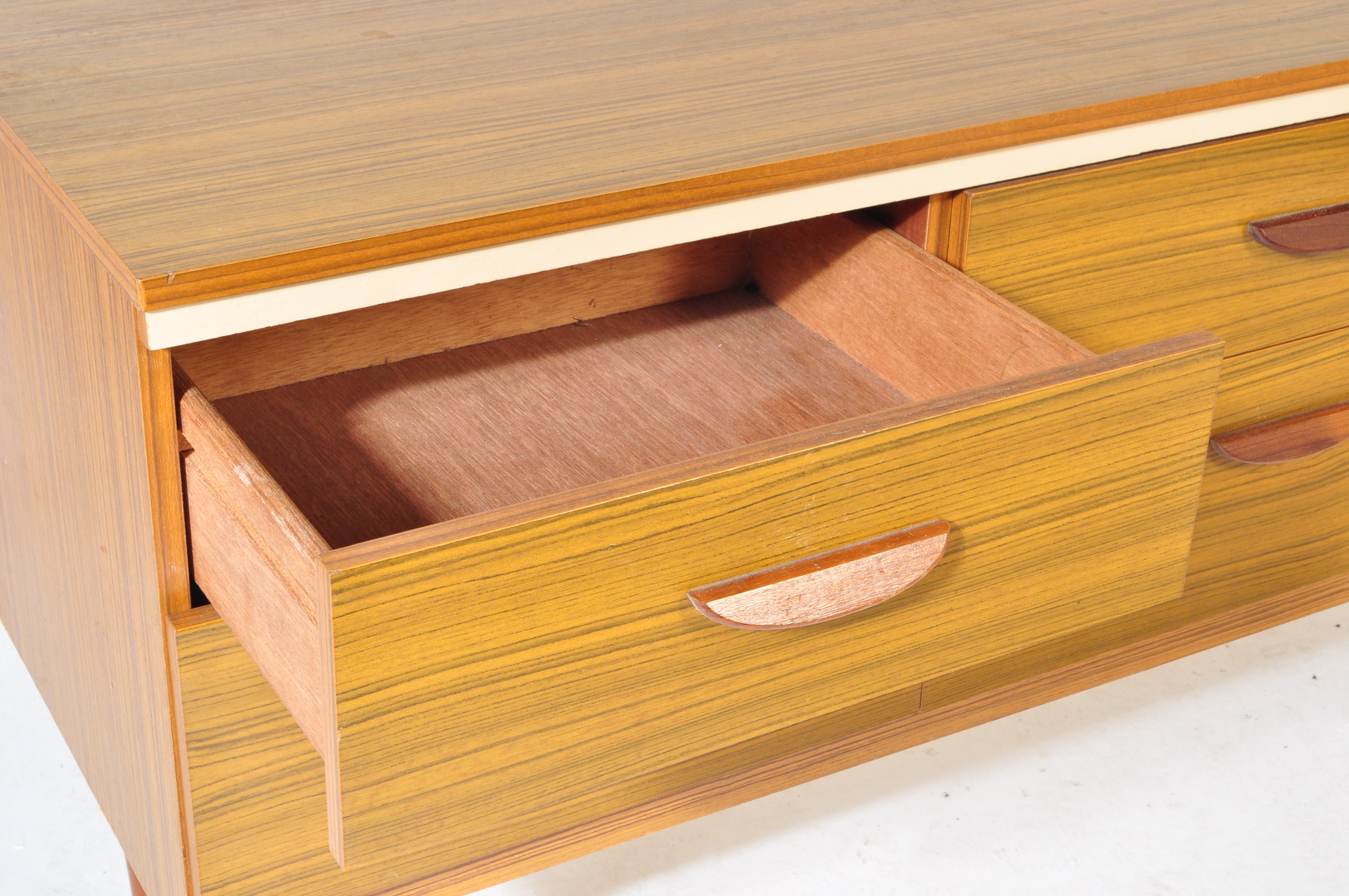 MID 20TH CENTURY RETRO VENEERED SIDEBOARD CREDENZA - Image 3 of 5