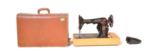 SINGER SEWING MACHINE - EARLY 20TH CENTURY - LEATHER CASE