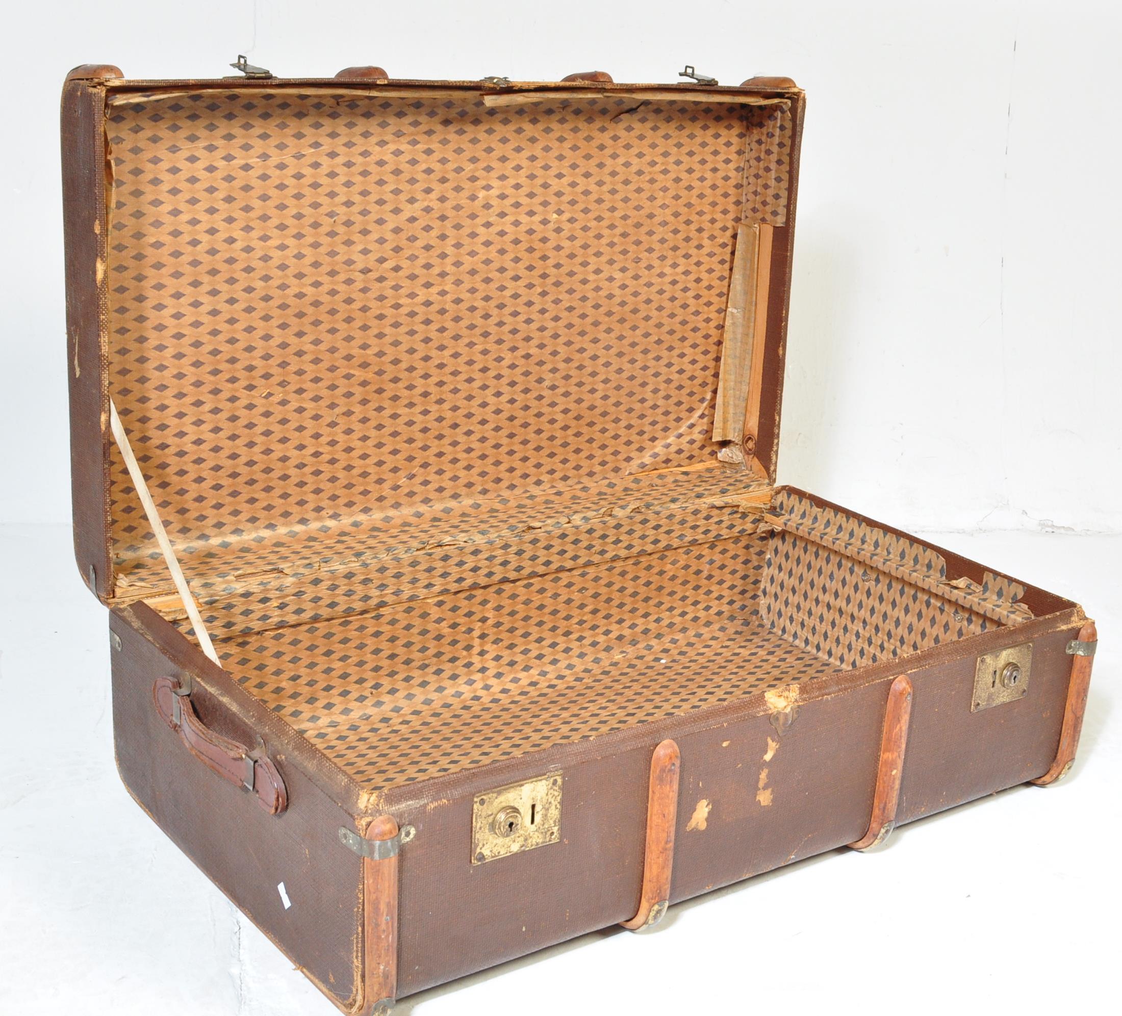 VINTAGE EARLY 20TH CENTURY RAILWAY TRAVEL SUITCASE - Image 4 of 6