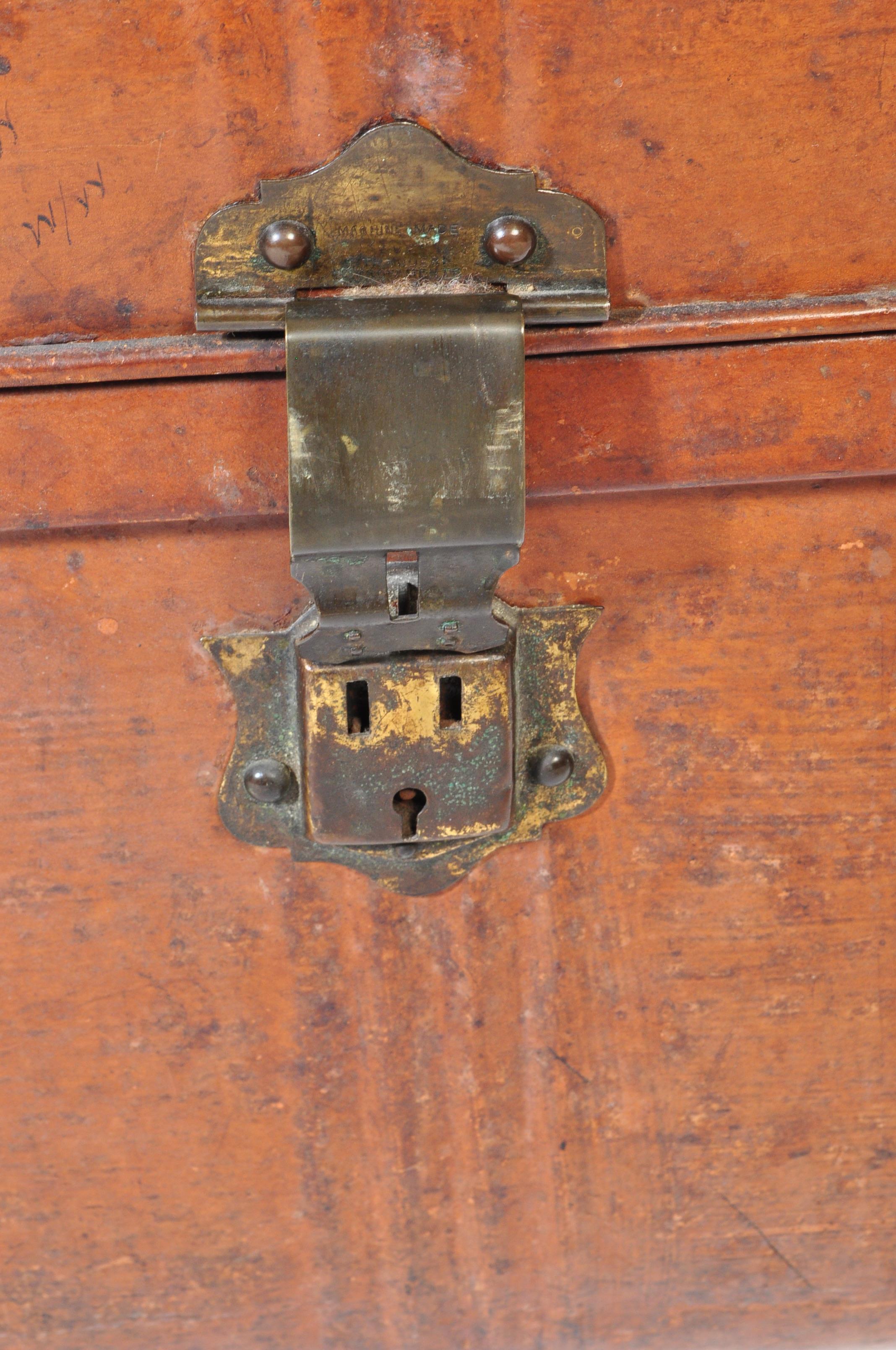 VINTAGE 20TH CENTURY METAL STEAMER TRAVEL TRUNK - Image 4 of 4