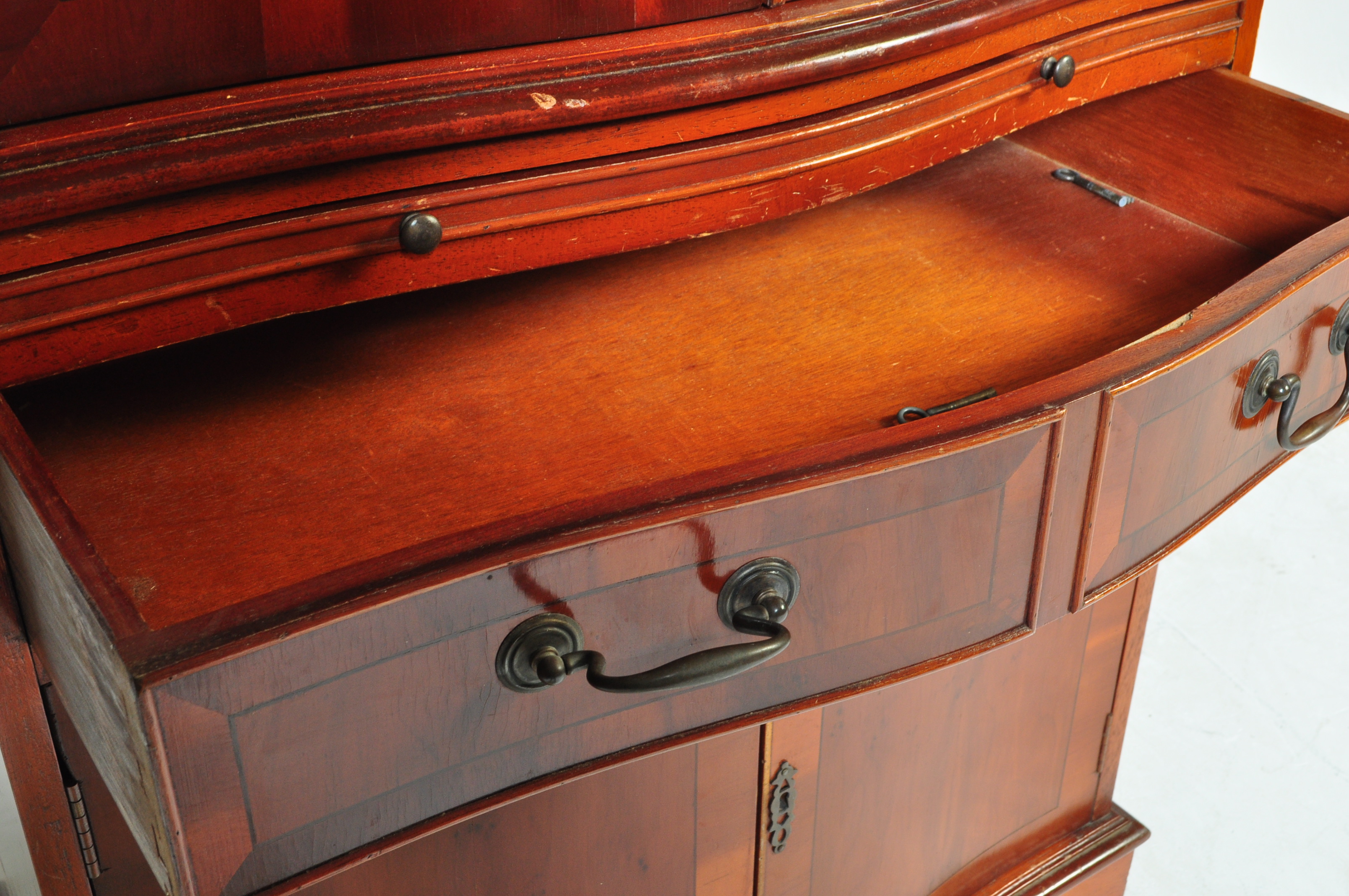 20TH CENTURY YEW AND MAHOGANY VENEER COCKTAIL CABINET - Image 5 of 5