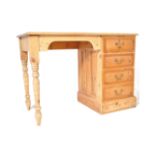 20TH CENTURY PINE FARMHOUSE STYLE KNEEHOLE DESK