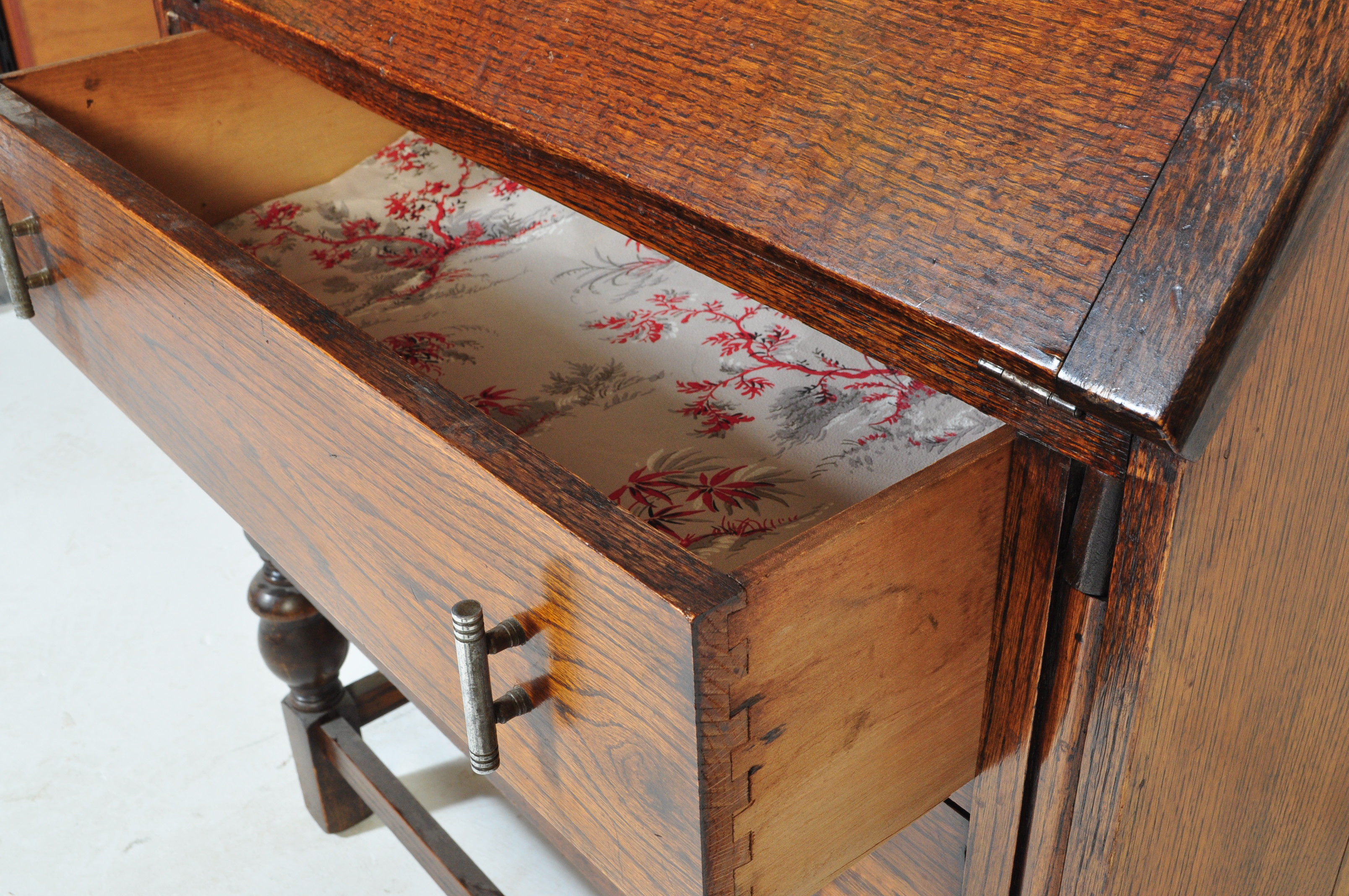 EARLY 20TH CENTURY ARTS & CRAFTS OAK BUREAU - Image 5 of 5