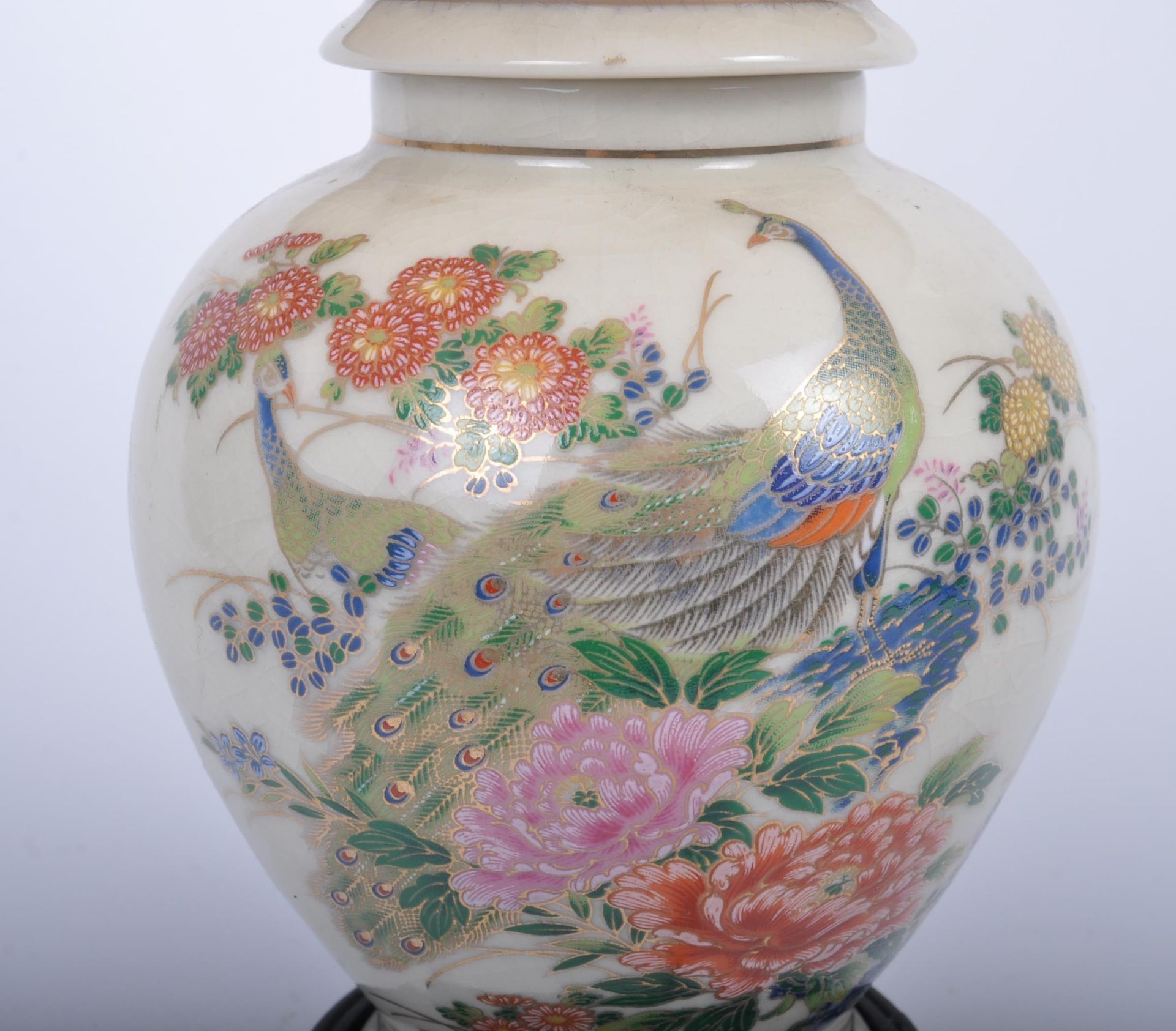 VINTAGE CHINESE URN TURNED LAMP TO FEATURE PEACOCK DISPLAY - Bild 3 aus 6