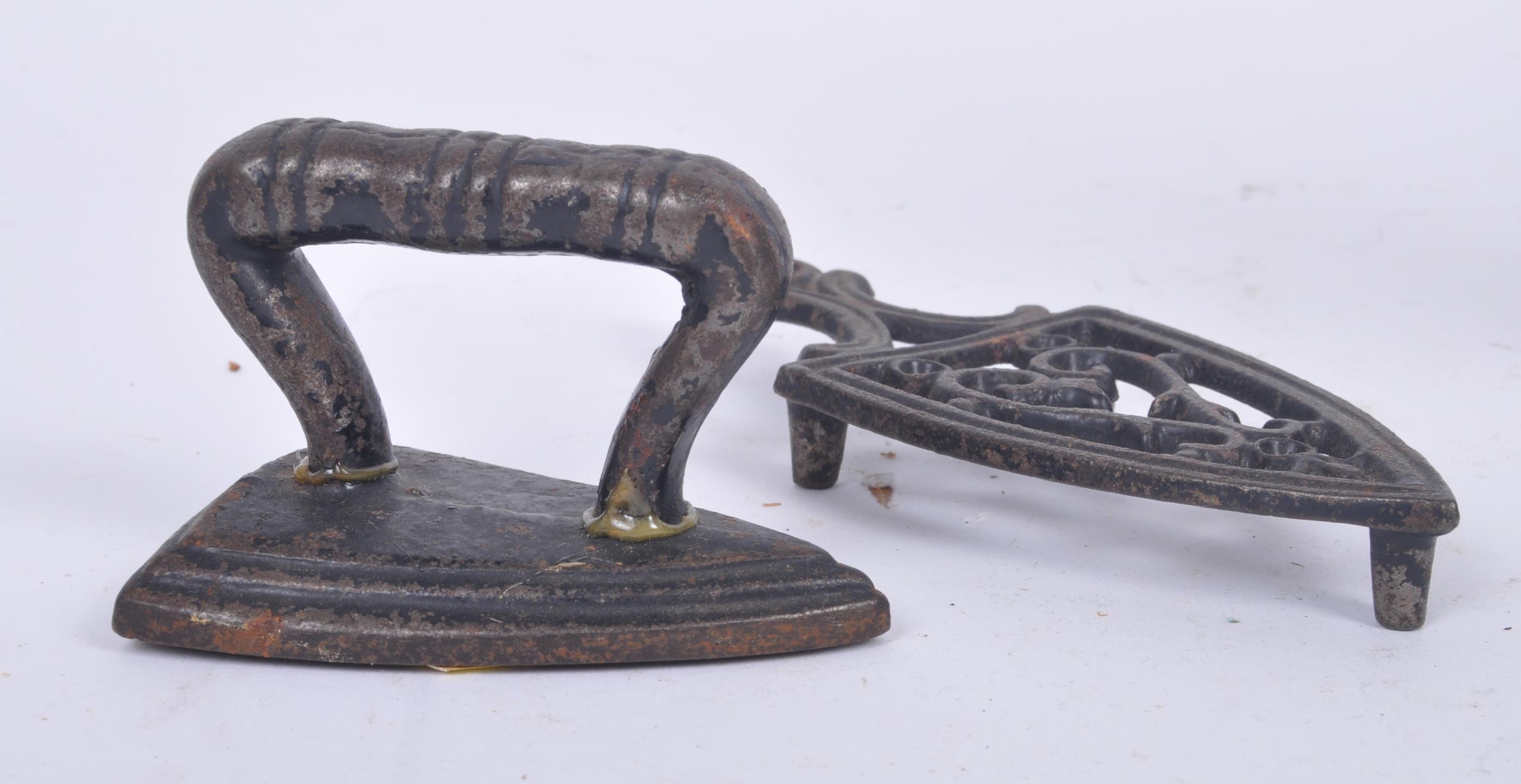 19TH CENTURY MINIATURE TIN SEWING MACHINE - Image 5 of 6