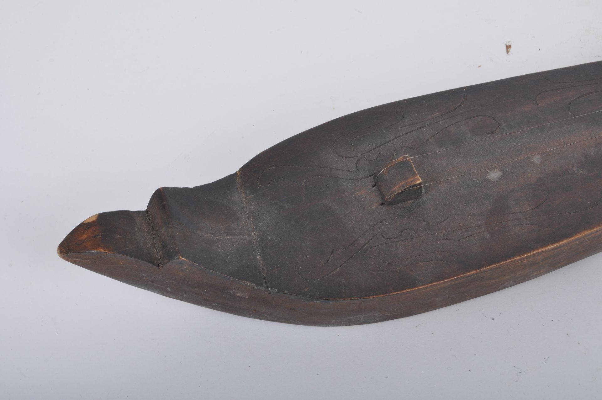 20TH CENTURY INDONESIAN WOOD HASAPI LUTE - Bild 5 aus 9