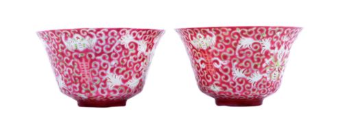 PAIR OF EARLY 20TH CENTURY CHINESE FAMILLE ROSE PORCELAIN BOWLS