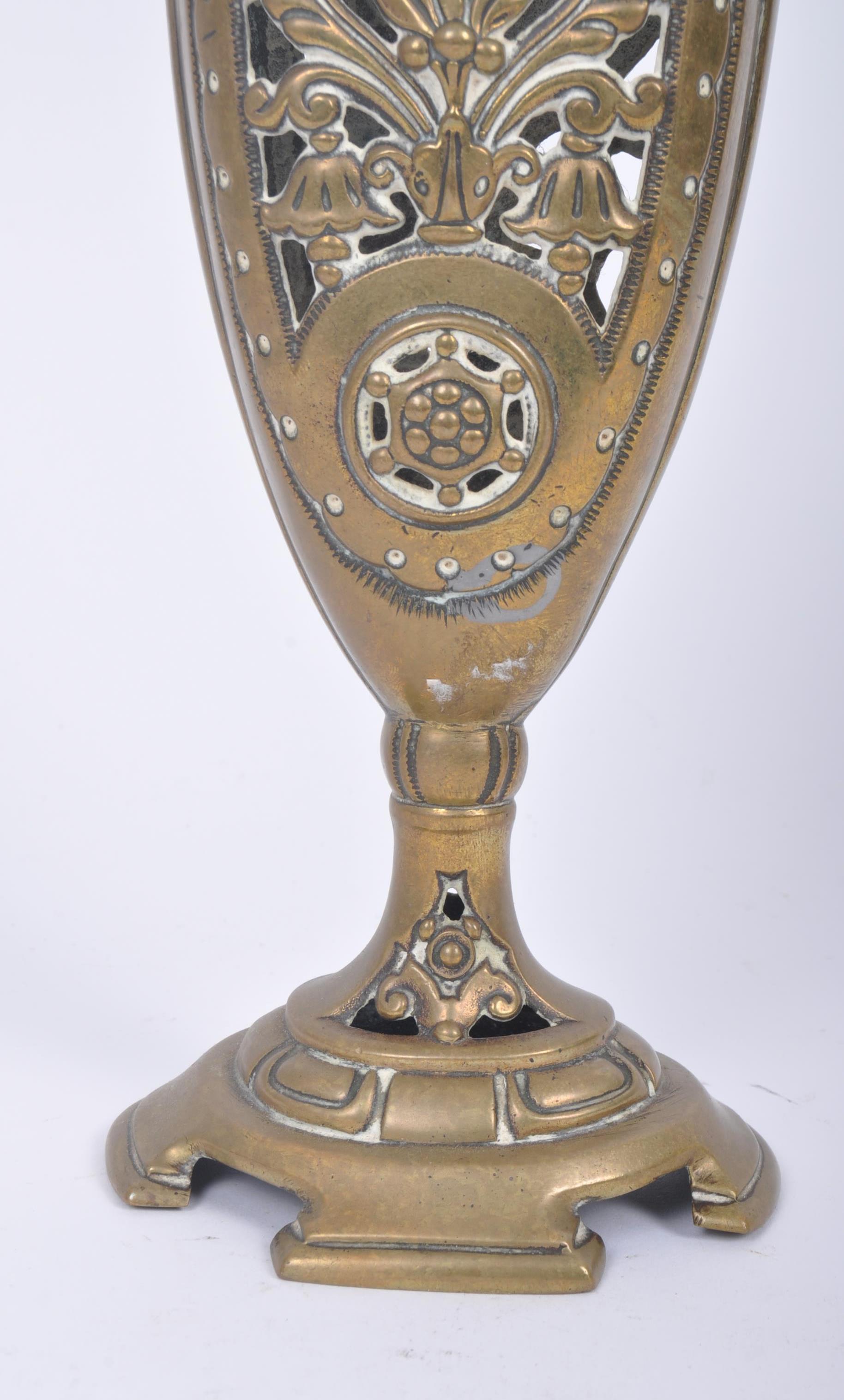 EARLY 20TH CENTURY VINTAGE DECORATIVE BRASS MANTLE VASE - Image 3 of 5