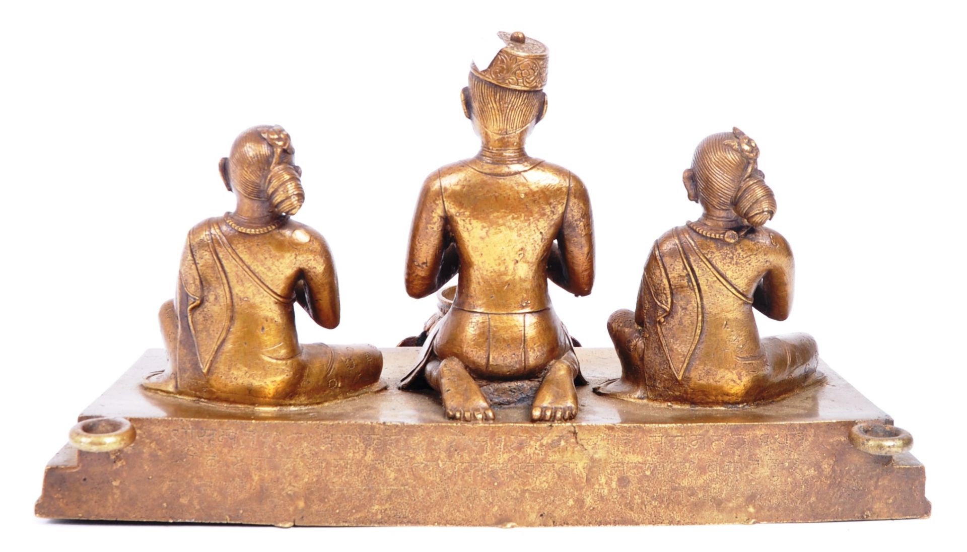THREE BRONZE HINDU FIGURES IN PRAYER MOUNTED ON BRONZE PANEL - Bild 5 aus 6