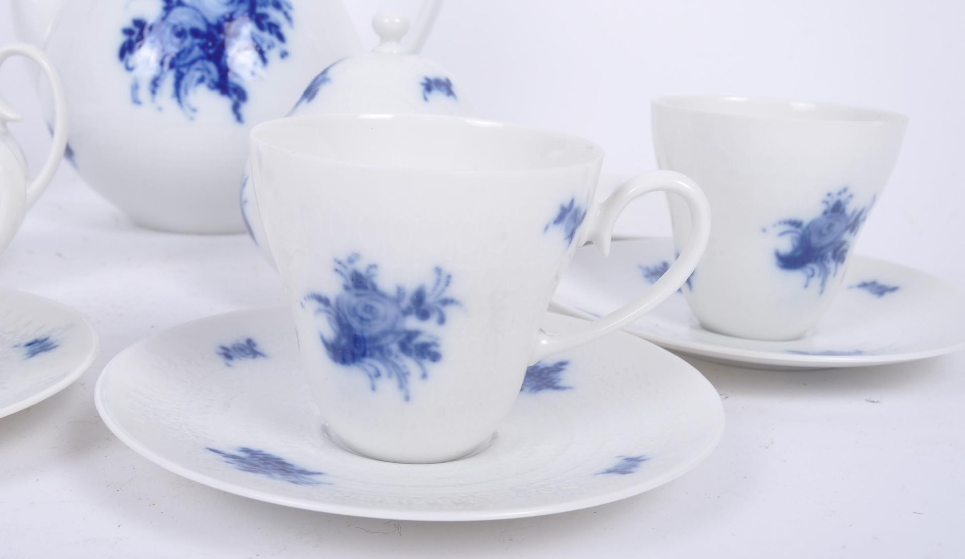 ROSENTHAL DEUTSCHE BLUMEN BLUE & WHITE PART TEA SERVICE - Image 3 of 5